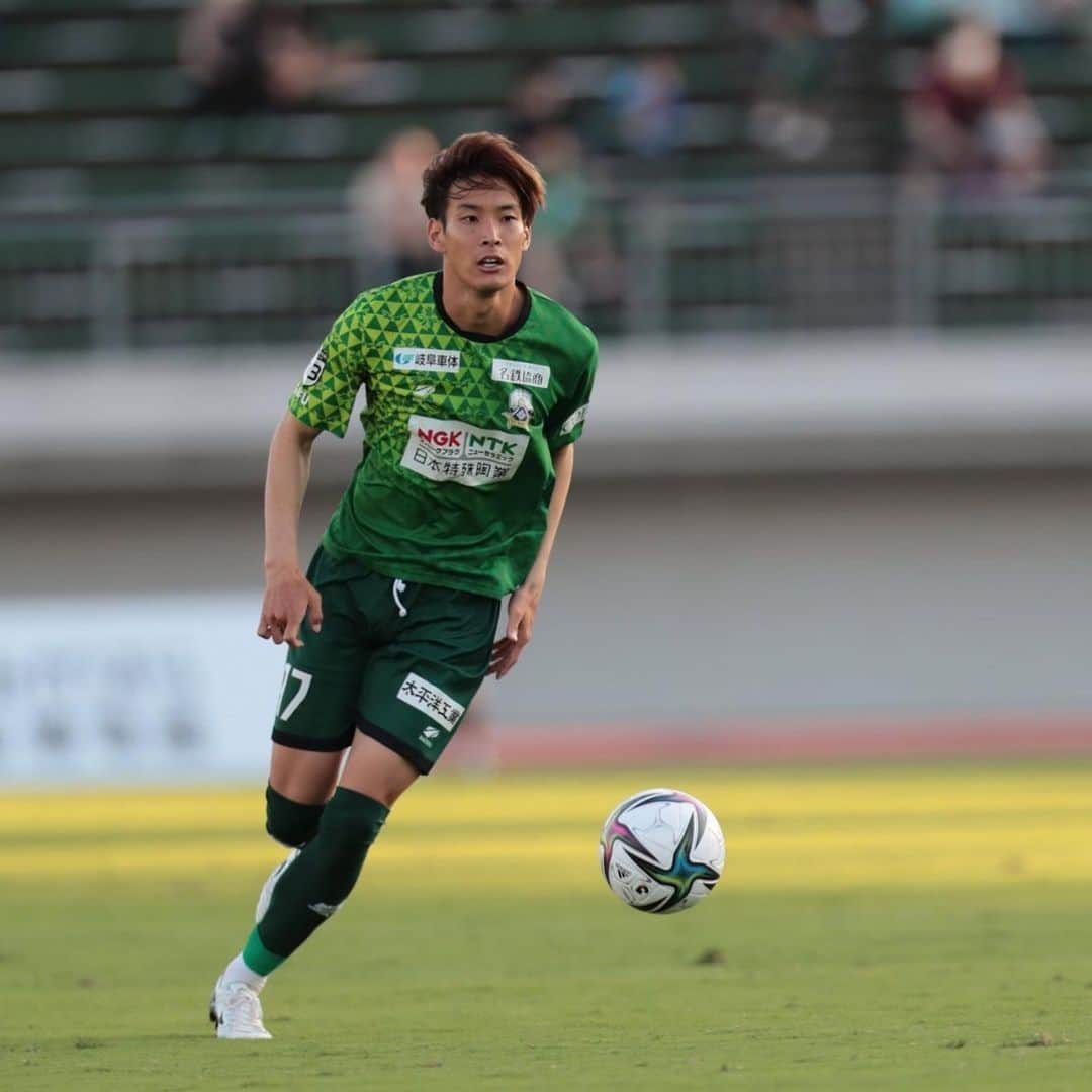 ＦＣ岐阜さんのインスタグラム写真 - (ＦＣ岐阜Instagram)「. 【藤谷匠選手、栃木SCへ完全移籍のお知らせ】  2018年に神戸学院大学から加入して6シーズン。 毎年多くの選手が入れ替わる中で、岐阜に残り、最古参選手としてずっと共に戦い続けてくれました。 J2での熾烈な降格争い、そしてJ3降格。J2に戻るための厳しい戦い。この6年の中で苦しいことやうまくいかないことのほうが多くあったと思います。 でも、どんな時も弱音を吐かず、体を張り続け、ディフェンスとして岐阜のゴールを守り続けてくれました。  思い返すと、加入初年度は出番がなく、もがき苦しんだシーズンだったと思います。 全体練習後も居残りでディフェンスのトレーニングをし、出場機会を求めて必死に練習を重ねる姿を覚えています。 そして迎えた2019年。14節のアウェイ、ジェフ千葉戦で待望のJリーグデビュー。大量点を取られる苦しい展開の中で出場すると、持ち前のスピードで攻守に貢献。出場を目指して続けた努力が報われた瞬間にとても嬉しくなりました。 そこから最終的に19試合に出場。その後も毎シーズン、監督が変わる中でもコンスタントに出場を続け、今年の今治戦でJリーグ通算100試合出場を達成。 FC岐阜で積み上げた100という偉大な数字。 日々流した汗と努力の結晶だと思います。  今年のアウェイ讃岐戦で、4連敗と苦しんでいたチームを救うゴールを決めた後、みんなを手招きしてサポーターの元に駆け寄っていく姿。 きっとみんなが忘れることのない、タクミを象徴するシーンだったと思います。  だからこそ、栃木への移籍もすごく思い悩んだ中での決断だったと思います。 来シーズン共に戦えないことは本当に寂しいけれど、栃木でも持ち前のスピードや身体能力でさらに大きく飛躍していくことを願っています。  6年間、どんな時もFC岐阜の勝利のためにプレーしてくれて本当にありがとう。 岐阜からみんなが応援しています！ ありがとう、そして頑張れタクミ！  #藤谷匠 #fcgifu #FC岐阜」12月15日 11時20分 - fcgifu
