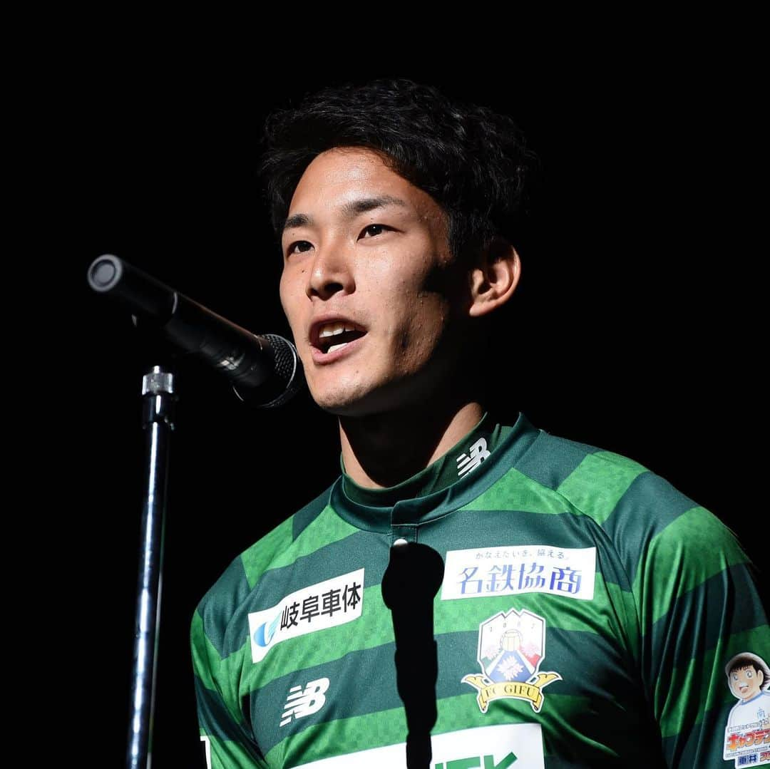 ＦＣ岐阜さんのインスタグラム写真 - (ＦＣ岐阜Instagram)「. 【藤谷匠選手、栃木SCへ完全移籍のお知らせ】  2018年に神戸学院大学から加入して6シーズン。 毎年多くの選手が入れ替わる中で、岐阜に残り、最古参選手としてずっと共に戦い続けてくれました。 J2での熾烈な降格争い、そしてJ3降格。J2に戻るための厳しい戦い。この6年の中で苦しいことやうまくいかないことのほうが多くあったと思います。 でも、どんな時も弱音を吐かず、体を張り続け、ディフェンスとして岐阜のゴールを守り続けてくれました。  思い返すと、加入初年度は出番がなく、もがき苦しんだシーズンだったと思います。 全体練習後も居残りでディフェンスのトレーニングをし、出場機会を求めて必死に練習を重ねる姿を覚えています。 そして迎えた2019年。14節のアウェイ、ジェフ千葉戦で待望のJリーグデビュー。大量点を取られる苦しい展開の中で出場すると、持ち前のスピードで攻守に貢献。出場を目指して続けた努力が報われた瞬間にとても嬉しくなりました。 そこから最終的に19試合に出場。その後も毎シーズン、監督が変わる中でもコンスタントに出場を続け、今年の今治戦でJリーグ通算100試合出場を達成。 FC岐阜で積み上げた100という偉大な数字。 日々流した汗と努力の結晶だと思います。  今年のアウェイ讃岐戦で、4連敗と苦しんでいたチームを救うゴールを決めた後、みんなを手招きしてサポーターの元に駆け寄っていく姿。 きっとみんなが忘れることのない、タクミを象徴するシーンだったと思います。  だからこそ、栃木への移籍もすごく思い悩んだ中での決断だったと思います。 来シーズン共に戦えないことは本当に寂しいけれど、栃木でも持ち前のスピードや身体能力でさらに大きく飛躍していくことを願っています。  6年間、どんな時もFC岐阜の勝利のためにプレーしてくれて本当にありがとう。 岐阜からみんなが応援しています！ ありがとう、そして頑張れタクミ！  #藤谷匠 #fcgifu #FC岐阜」12月15日 11時20分 - fcgifu