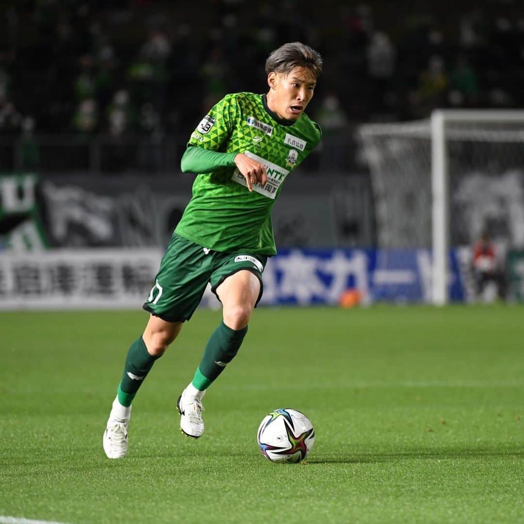 ＦＣ岐阜さんのインスタグラム写真 - (ＦＣ岐阜Instagram)「. 【藤谷匠選手、栃木SCへ完全移籍のお知らせ】  2018年に神戸学院大学から加入して6シーズン。 毎年多くの選手が入れ替わる中で、岐阜に残り、最古参選手としてずっと共に戦い続けてくれました。 J2での熾烈な降格争い、そしてJ3降格。J2に戻るための厳しい戦い。この6年の中で苦しいことやうまくいかないことのほうが多くあったと思います。 でも、どんな時も弱音を吐かず、体を張り続け、ディフェンスとして岐阜のゴールを守り続けてくれました。  思い返すと、加入初年度は出番がなく、もがき苦しんだシーズンだったと思います。 全体練習後も居残りでディフェンスのトレーニングをし、出場機会を求めて必死に練習を重ねる姿を覚えています。 そして迎えた2019年。14節のアウェイ、ジェフ千葉戦で待望のJリーグデビュー。大量点を取られる苦しい展開の中で出場すると、持ち前のスピードで攻守に貢献。出場を目指して続けた努力が報われた瞬間にとても嬉しくなりました。 そこから最終的に19試合に出場。その後も毎シーズン、監督が変わる中でもコンスタントに出場を続け、今年の今治戦でJリーグ通算100試合出場を達成。 FC岐阜で積み上げた100という偉大な数字。 日々流した汗と努力の結晶だと思います。  今年のアウェイ讃岐戦で、4連敗と苦しんでいたチームを救うゴールを決めた後、みんなを手招きしてサポーターの元に駆け寄っていく姿。 きっとみんなが忘れることのない、タクミを象徴するシーンだったと思います。  だからこそ、栃木への移籍もすごく思い悩んだ中での決断だったと思います。 来シーズン共に戦えないことは本当に寂しいけれど、栃木でも持ち前のスピードや身体能力でさらに大きく飛躍していくことを願っています。  6年間、どんな時もFC岐阜の勝利のためにプレーしてくれて本当にありがとう。 岐阜からみんなが応援しています！ ありがとう、そして頑張れタクミ！  #藤谷匠 #fcgifu #FC岐阜」12月15日 11時20分 - fcgifu