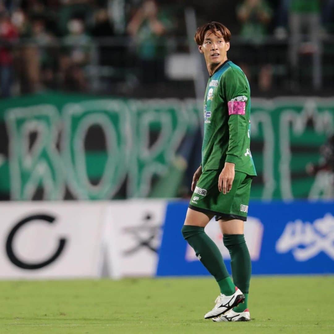 ＦＣ岐阜さんのインスタグラム写真 - (ＦＣ岐阜Instagram)「. 【藤谷匠選手、栃木SCへ完全移籍のお知らせ】  2018年に神戸学院大学から加入して6シーズン。 毎年多くの選手が入れ替わる中で、岐阜に残り、最古参選手としてずっと共に戦い続けてくれました。 J2での熾烈な降格争い、そしてJ3降格。J2に戻るための厳しい戦い。この6年の中で苦しいことやうまくいかないことのほうが多くあったと思います。 でも、どんな時も弱音を吐かず、体を張り続け、ディフェンスとして岐阜のゴールを守り続けてくれました。  思い返すと、加入初年度は出番がなく、もがき苦しんだシーズンだったと思います。 全体練習後も居残りでディフェンスのトレーニングをし、出場機会を求めて必死に練習を重ねる姿を覚えています。 そして迎えた2019年。14節のアウェイ、ジェフ千葉戦で待望のJリーグデビュー。大量点を取られる苦しい展開の中で出場すると、持ち前のスピードで攻守に貢献。出場を目指して続けた努力が報われた瞬間にとても嬉しくなりました。 そこから最終的に19試合に出場。その後も毎シーズン、監督が変わる中でもコンスタントに出場を続け、今年の今治戦でJリーグ通算100試合出場を達成。 FC岐阜で積み上げた100という偉大な数字。 日々流した汗と努力の結晶だと思います。  今年のアウェイ讃岐戦で、4連敗と苦しんでいたチームを救うゴールを決めた後、みんなを手招きしてサポーターの元に駆け寄っていく姿。 きっとみんなが忘れることのない、タクミを象徴するシーンだったと思います。  だからこそ、栃木への移籍もすごく思い悩んだ中での決断だったと思います。 来シーズン共に戦えないことは本当に寂しいけれど、栃木でも持ち前のスピードや身体能力でさらに大きく飛躍していくことを願っています。  6年間、どんな時もFC岐阜の勝利のためにプレーしてくれて本当にありがとう。 岐阜からみんなが応援しています！ ありがとう、そして頑張れタクミ！  #藤谷匠 #fcgifu #FC岐阜」12月15日 11時20分 - fcgifu