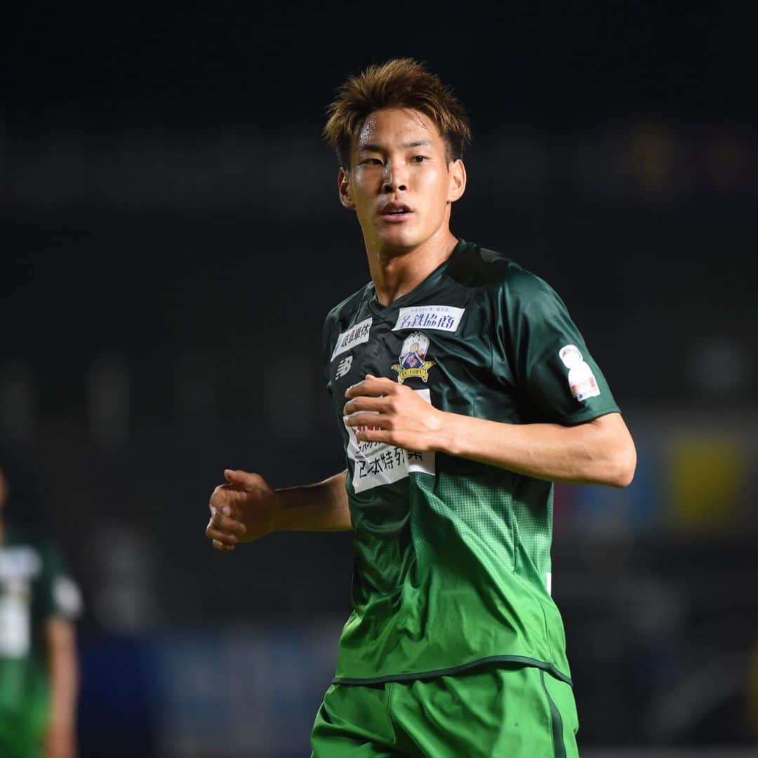 ＦＣ岐阜さんのインスタグラム写真 - (ＦＣ岐阜Instagram)「. 【藤谷匠選手、栃木SCへ完全移籍のお知らせ】  2018年に神戸学院大学から加入して6シーズン。 毎年多くの選手が入れ替わる中で、岐阜に残り、最古参選手としてずっと共に戦い続けてくれました。 J2での熾烈な降格争い、そしてJ3降格。J2に戻るための厳しい戦い。この6年の中で苦しいことやうまくいかないことのほうが多くあったと思います。 でも、どんな時も弱音を吐かず、体を張り続け、ディフェンスとして岐阜のゴールを守り続けてくれました。  思い返すと、加入初年度は出番がなく、もがき苦しんだシーズンだったと思います。 全体練習後も居残りでディフェンスのトレーニングをし、出場機会を求めて必死に練習を重ねる姿を覚えています。 そして迎えた2019年。14節のアウェイ、ジェフ千葉戦で待望のJリーグデビュー。大量点を取られる苦しい展開の中で出場すると、持ち前のスピードで攻守に貢献。出場を目指して続けた努力が報われた瞬間にとても嬉しくなりました。 そこから最終的に19試合に出場。その後も毎シーズン、監督が変わる中でもコンスタントに出場を続け、今年の今治戦でJリーグ通算100試合出場を達成。 FC岐阜で積み上げた100という偉大な数字。 日々流した汗と努力の結晶だと思います。  今年のアウェイ讃岐戦で、4連敗と苦しんでいたチームを救うゴールを決めた後、みんなを手招きしてサポーターの元に駆け寄っていく姿。 きっとみんなが忘れることのない、タクミを象徴するシーンだったと思います。  だからこそ、栃木への移籍もすごく思い悩んだ中での決断だったと思います。 来シーズン共に戦えないことは本当に寂しいけれど、栃木でも持ち前のスピードや身体能力でさらに大きく飛躍していくことを願っています。  6年間、どんな時もFC岐阜の勝利のためにプレーしてくれて本当にありがとう。 岐阜からみんなが応援しています！ ありがとう、そして頑張れタクミ！  #藤谷匠 #fcgifu #FC岐阜」12月15日 11時20分 - fcgifu