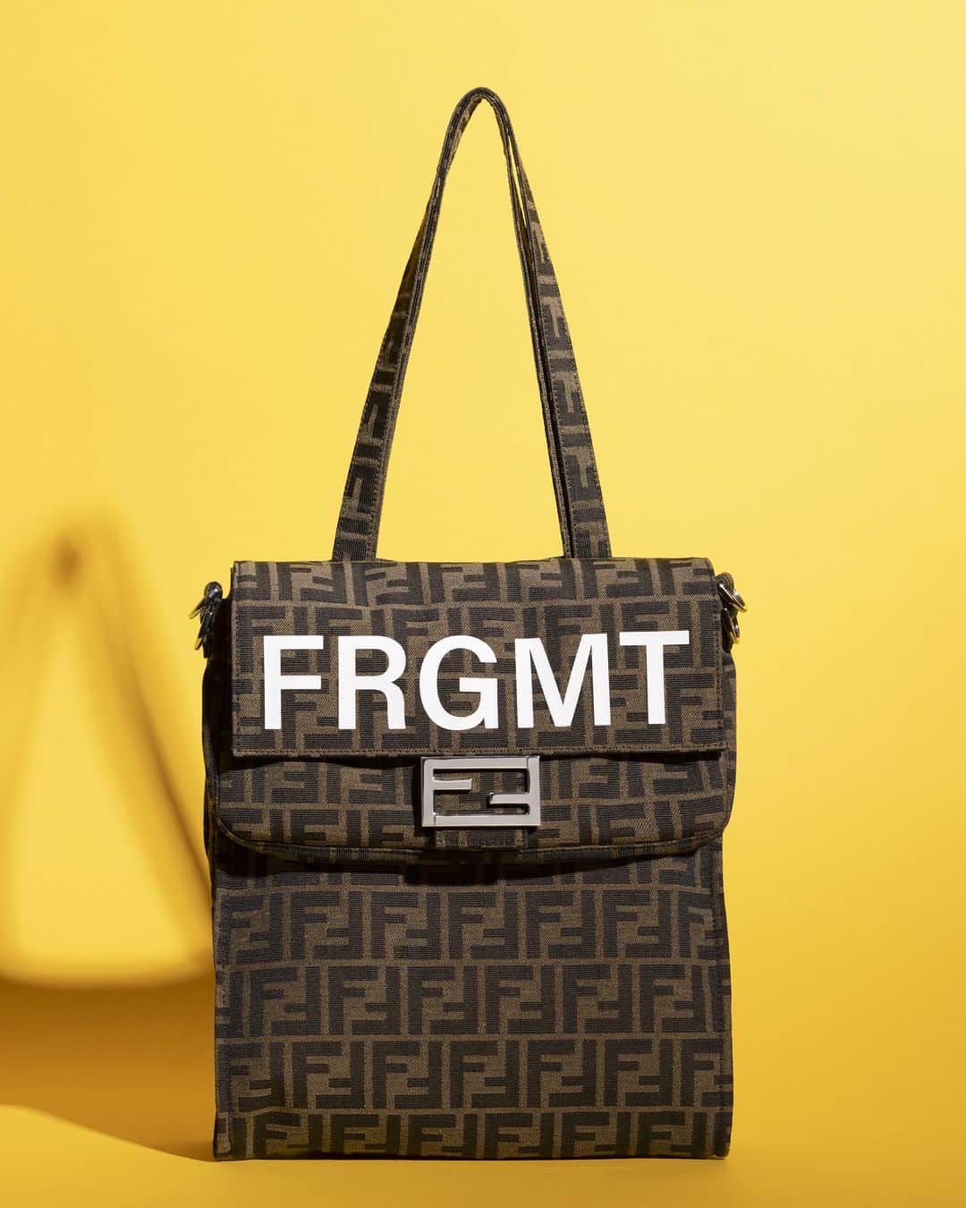 のインスタグラム：「@hypebeaststyle : @fendi が @fujiwarahiroshi 率いる fragment design とのコラボレーションを発表。FENDI x FRGMT および @pokemon とのトリプルコラボとなる FENDI x FRGMT x POKÉMON を2024年1月4日（木）にローンチ。続きは @hypebeastjp のプロフィール🔗から Photo : FENDI」