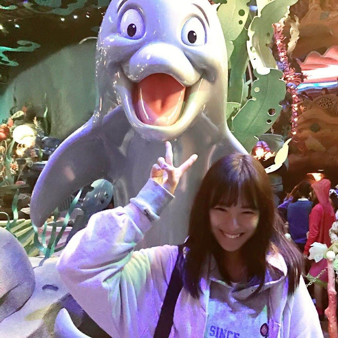 大友花恋さんのインスタグラム写真 - (大友花恋Instagram)「物心ついたときから もうずっと好きで、  プリンセスになりたかったり キャストさんになりたかったり、  ディズニー作品の世界を生きてみたかったり。  水泳もアリエルになりたくて習ってたし、 小1のときは全部おしゃれキャットのマリーちゃんで揃えてました。  ディズニーソングで英語を勉強して、 ディズニーアニメーションで愛の力を知りました。  ディズニー100周年のメモリアルイヤーと、自分の人生が重なっていることがとても嬉しくて、 今年は街に溢れるディズニーに癒され、パワーをもらっています。  さて、本日12月15日。 いよいよ「ウィッシュ」が公開されました。  100周年でないと辿り着けない、ディズニーの歴史と、これからの希望がすべて詰まりまった作品でした。  あのシーン、あのセリフ、あの衣装！ 全部、ぜーんぶ、語らいたい！！！！  言わずもがなに美しいストーリーも音楽も、心臓がドキドキいうほどに素晴らしかったです。  なんていうか、ディズニーすぎた！！！  シンプルでストレートなメッセージは子どもの心をうち、 実は緻密に張り巡らされた心情の変化や遊び心は、子どもを経て、今と闘う全ての人に刺さるはず。  ぜひ、皆さんともこの感動を共有したいです。  そして。  自分の願いをちゃんと温めて大切に過ごし続ければ、何かしらの形で夢が叶う。  そんな経験もさせて頂きました。  エンドロール、よく目を凝らしてみてください。 そして、よく耳をすましながら、2回目もう1度、吹き替えで見てみてください。  私の願いよ、届いてくれてありがとう☺️  P.S. 長くなってしまいましたが、あと一言だけ！！  同時上映の「ワンス・アポン・ア・スタジオ」の日本語特別吹き替えも最高でした！ 英語バージョンは何十回とみましたが、やっぱり吹き替えが好き。 ミッキーがウォルトに話しかけるところで、毎回泣きます。 「ヴっウッ😭」と、声まで出そうなので、次観に行くときも気をつけます。」12月15日 11時22分 - karen_otomo