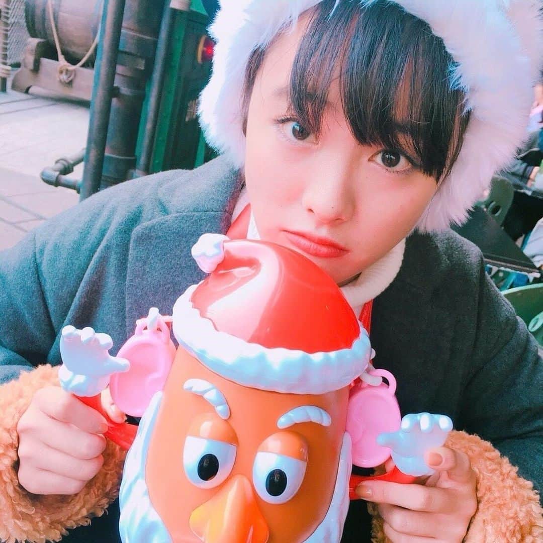 大友花恋さんのインスタグラム写真 - (大友花恋Instagram)「物心ついたときから もうずっと好きで、  プリンセスになりたかったり キャストさんになりたかったり、  ディズニー作品の世界を生きてみたかったり。  水泳もアリエルになりたくて習ってたし、 小1のときは全部おしゃれキャットのマリーちゃんで揃えてました。  ディズニーソングで英語を勉強して、 ディズニーアニメーションで愛の力を知りました。  ディズニー100周年のメモリアルイヤーと、自分の人生が重なっていることがとても嬉しくて、 今年は街に溢れるディズニーに癒され、パワーをもらっています。  さて、本日12月15日。 いよいよ「ウィッシュ」が公開されました。  100周年でないと辿り着けない、ディズニーの歴史と、これからの希望がすべて詰まりまった作品でした。  あのシーン、あのセリフ、あの衣装！ 全部、ぜーんぶ、語らいたい！！！！  言わずもがなに美しいストーリーも音楽も、心臓がドキドキいうほどに素晴らしかったです。  なんていうか、ディズニーすぎた！！！  シンプルでストレートなメッセージは子どもの心をうち、 実は緻密に張り巡らされた心情の変化や遊び心は、子どもを経て、今と闘う全ての人に刺さるはず。  ぜひ、皆さんともこの感動を共有したいです。  そして。  自分の願いをちゃんと温めて大切に過ごし続ければ、何かしらの形で夢が叶う。  そんな経験もさせて頂きました。  エンドロール、よく目を凝らしてみてください。 そして、よく耳をすましながら、2回目もう1度、吹き替えで見てみてください。  私の願いよ、届いてくれてありがとう☺️  P.S. 長くなってしまいましたが、あと一言だけ！！  同時上映の「ワンス・アポン・ア・スタジオ」の日本語特別吹き替えも最高でした！ 英語バージョンは何十回とみましたが、やっぱり吹き替えが好き。 ミッキーがウォルトに話しかけるところで、毎回泣きます。 「ヴっウッ😭」と、声まで出そうなので、次観に行くときも気をつけます。」12月15日 11時22分 - karen_otomo