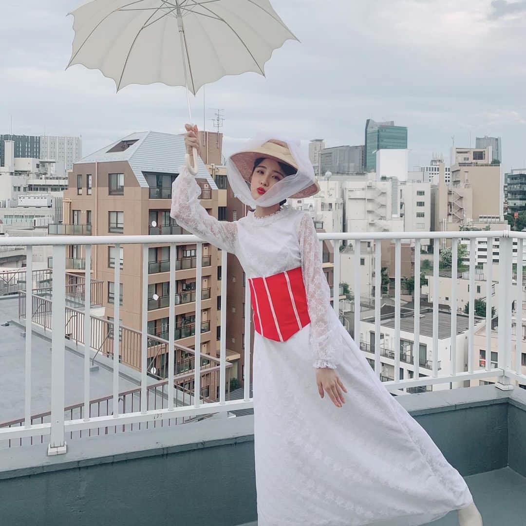 大友花恋さんのインスタグラム写真 - (大友花恋Instagram)「物心ついたときから もうずっと好きで、  プリンセスになりたかったり キャストさんになりたかったり、  ディズニー作品の世界を生きてみたかったり。  水泳もアリエルになりたくて習ってたし、 小1のときは全部おしゃれキャットのマリーちゃんで揃えてました。  ディズニーソングで英語を勉強して、 ディズニーアニメーションで愛の力を知りました。  ディズニー100周年のメモリアルイヤーと、自分の人生が重なっていることがとても嬉しくて、 今年は街に溢れるディズニーに癒され、パワーをもらっています。  さて、本日12月15日。 いよいよ「ウィッシュ」が公開されました。  100周年でないと辿り着けない、ディズニーの歴史と、これからの希望がすべて詰まりまった作品でした。  あのシーン、あのセリフ、あの衣装！ 全部、ぜーんぶ、語らいたい！！！！  言わずもがなに美しいストーリーも音楽も、心臓がドキドキいうほどに素晴らしかったです。  なんていうか、ディズニーすぎた！！！  シンプルでストレートなメッセージは子どもの心をうち、 実は緻密に張り巡らされた心情の変化や遊び心は、子どもを経て、今と闘う全ての人に刺さるはず。  ぜひ、皆さんともこの感動を共有したいです。  そして。  自分の願いをちゃんと温めて大切に過ごし続ければ、何かしらの形で夢が叶う。  そんな経験もさせて頂きました。  エンドロール、よく目を凝らしてみてください。 そして、よく耳をすましながら、2回目もう1度、吹き替えで見てみてください。  私の願いよ、届いてくれてありがとう☺️  P.S. 長くなってしまいましたが、あと一言だけ！！  同時上映の「ワンス・アポン・ア・スタジオ」の日本語特別吹き替えも最高でした！ 英語バージョンは何十回とみましたが、やっぱり吹き替えが好き。 ミッキーがウォルトに話しかけるところで、毎回泣きます。 「ヴっウッ😭」と、声まで出そうなので、次観に行くときも気をつけます。」12月15日 11時22分 - karen_otomo