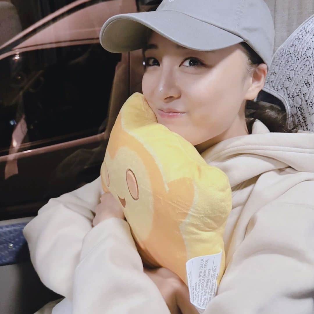 大友花恋さんのインスタグラム写真 - (大友花恋Instagram)「物心ついたときから もうずっと好きで、  プリンセスになりたかったり キャストさんになりたかったり、  ディズニー作品の世界を生きてみたかったり。  水泳もアリエルになりたくて習ってたし、 小1のときは全部おしゃれキャットのマリーちゃんで揃えてました。  ディズニーソングで英語を勉強して、 ディズニーアニメーションで愛の力を知りました。  ディズニー100周年のメモリアルイヤーと、自分の人生が重なっていることがとても嬉しくて、 今年は街に溢れるディズニーに癒され、パワーをもらっています。  さて、本日12月15日。 いよいよ「ウィッシュ」が公開されました。  100周年でないと辿り着けない、ディズニーの歴史と、これからの希望がすべて詰まりまった作品でした。  あのシーン、あのセリフ、あの衣装！ 全部、ぜーんぶ、語らいたい！！！！  言わずもがなに美しいストーリーも音楽も、心臓がドキドキいうほどに素晴らしかったです。  なんていうか、ディズニーすぎた！！！  シンプルでストレートなメッセージは子どもの心をうち、 実は緻密に張り巡らされた心情の変化や遊び心は、子どもを経て、今と闘う全ての人に刺さるはず。  ぜひ、皆さんともこの感動を共有したいです。  そして。  自分の願いをちゃんと温めて大切に過ごし続ければ、何かしらの形で夢が叶う。  そんな経験もさせて頂きました。  エンドロール、よく目を凝らしてみてください。 そして、よく耳をすましながら、2回目もう1度、吹き替えで見てみてください。  私の願いよ、届いてくれてありがとう☺️  P.S. 長くなってしまいましたが、あと一言だけ！！  同時上映の「ワンス・アポン・ア・スタジオ」の日本語特別吹き替えも最高でした！ 英語バージョンは何十回とみましたが、やっぱり吹き替えが好き。 ミッキーがウォルトに話しかけるところで、毎回泣きます。 「ヴっウッ😭」と、声まで出そうなので、次観に行くときも気をつけます。」12月15日 11時22分 - karen_otomo