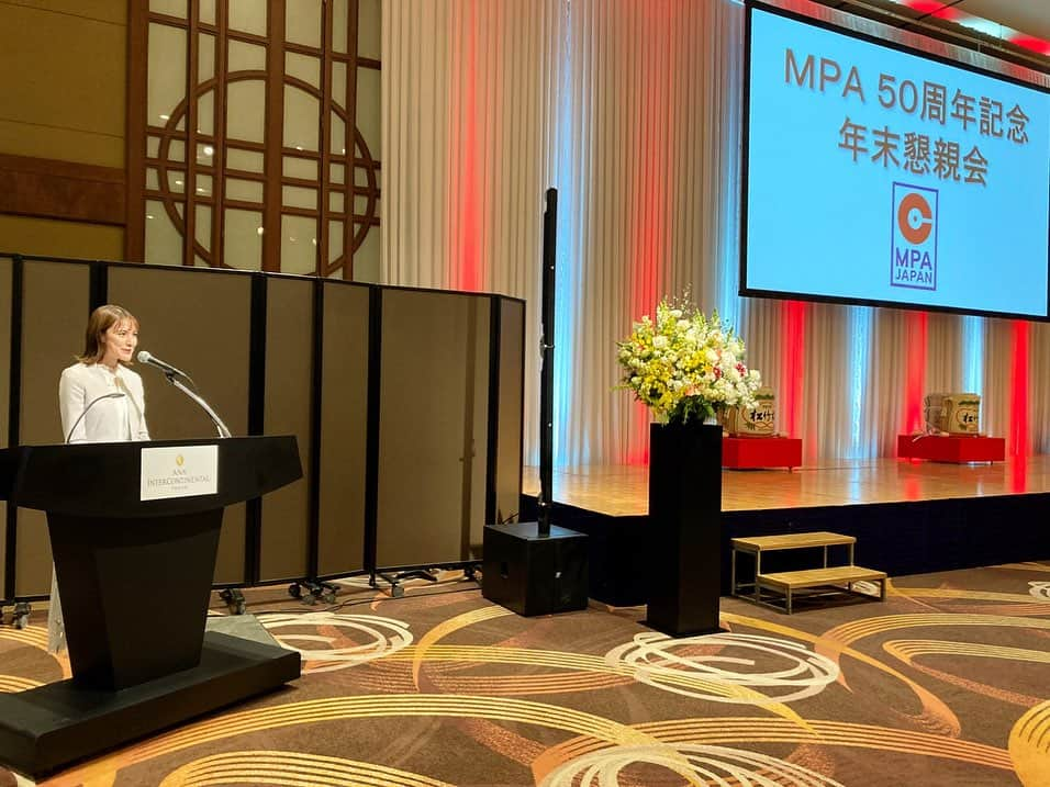 佐藤由季さんのインスタグラム写真 - (佐藤由季Instagram)「昨晩は #MPA 50周年記念 年末懇親会 の司会を務めさせていただきました🎤  音楽業界に関わる錚々たる皆さま 1000名以上の方々と ご一緒させていただけたこと 夢のようでした🥹 そして、コロナ禍を乗り越え、 今後の日本の音楽業界へ向けて 勢いと熱量を感じたパーティーでした🎶 表彰式や抽選会などもあり 盛り上げて下さった皆さま、 本当にありがとうございました！ 抽選会では色々な意味での偉業達成！？ も生まれてとても楽しかったです🤭笑  また皆さまとご一緒させていただけるよう 日々精進いたします！ 貴重な機会をありがとうございました✨  #懇親会  #日本音楽出版社協会  #JASRAC  #NexTone  #司会  #フリーアナウンサー  #佐藤由季  #ナレーション録り はこの懇親会でのVTRのものでした🎙 #母のお腹にいる時から音楽と共に育ってきた私にとって夢のような時間でした 🙏」12月15日 11時25分 - yukisato0710