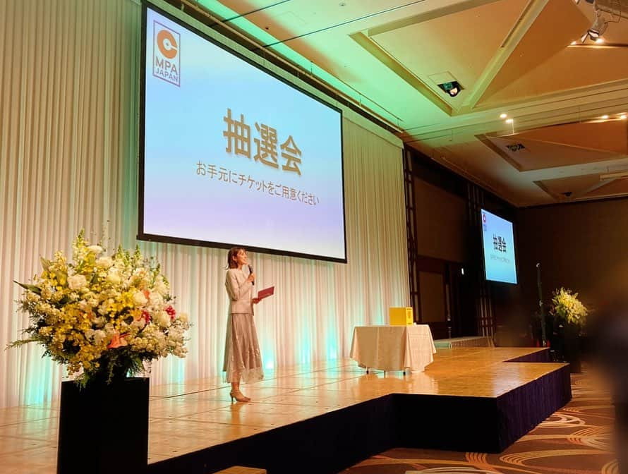 佐藤由季さんのインスタグラム写真 - (佐藤由季Instagram)「昨晩は #MPA 50周年記念 年末懇親会 の司会を務めさせていただきました🎤  音楽業界に関わる錚々たる皆さま 1000名以上の方々と ご一緒させていただけたこと 夢のようでした🥹 そして、コロナ禍を乗り越え、 今後の日本の音楽業界へ向けて 勢いと熱量を感じたパーティーでした🎶 表彰式や抽選会などもあり 盛り上げて下さった皆さま、 本当にありがとうございました！ 抽選会では色々な意味での偉業達成！？ も生まれてとても楽しかったです🤭笑  また皆さまとご一緒させていただけるよう 日々精進いたします！ 貴重な機会をありがとうございました✨  #懇親会  #日本音楽出版社協会  #JASRAC  #NexTone  #司会  #フリーアナウンサー  #佐藤由季  #ナレーション録り はこの懇親会でのVTRのものでした🎙 #母のお腹にいる時から音楽と共に育ってきた私にとって夢のような時間でした 🙏」12月15日 11時25分 - yukisato0710