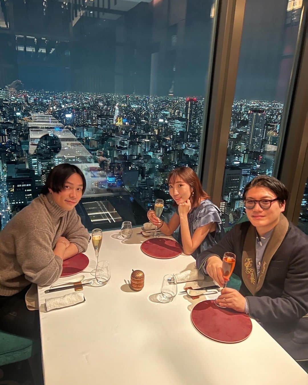 丸山敬太のインスタグラム：「@go_akimoto ごう君がアンバサダーをつとめる @mo_tokyo マンダリンオリエンタルホテルの 大好きなセンスで、大好きな２人と。 すっかりクリスマス仕様のホテルで、美しい手の込んだ 美味しい中華料理ですっかりホリデイ気分満喫！！ たまにこんな時間も本当に必要だと改めて。  最近のあれやこれやと、来年の色んなヴィジョン、３０周年の話も色々出来て楽しかった。  もう今年も後少しに。。。。 焦るばかり笑」