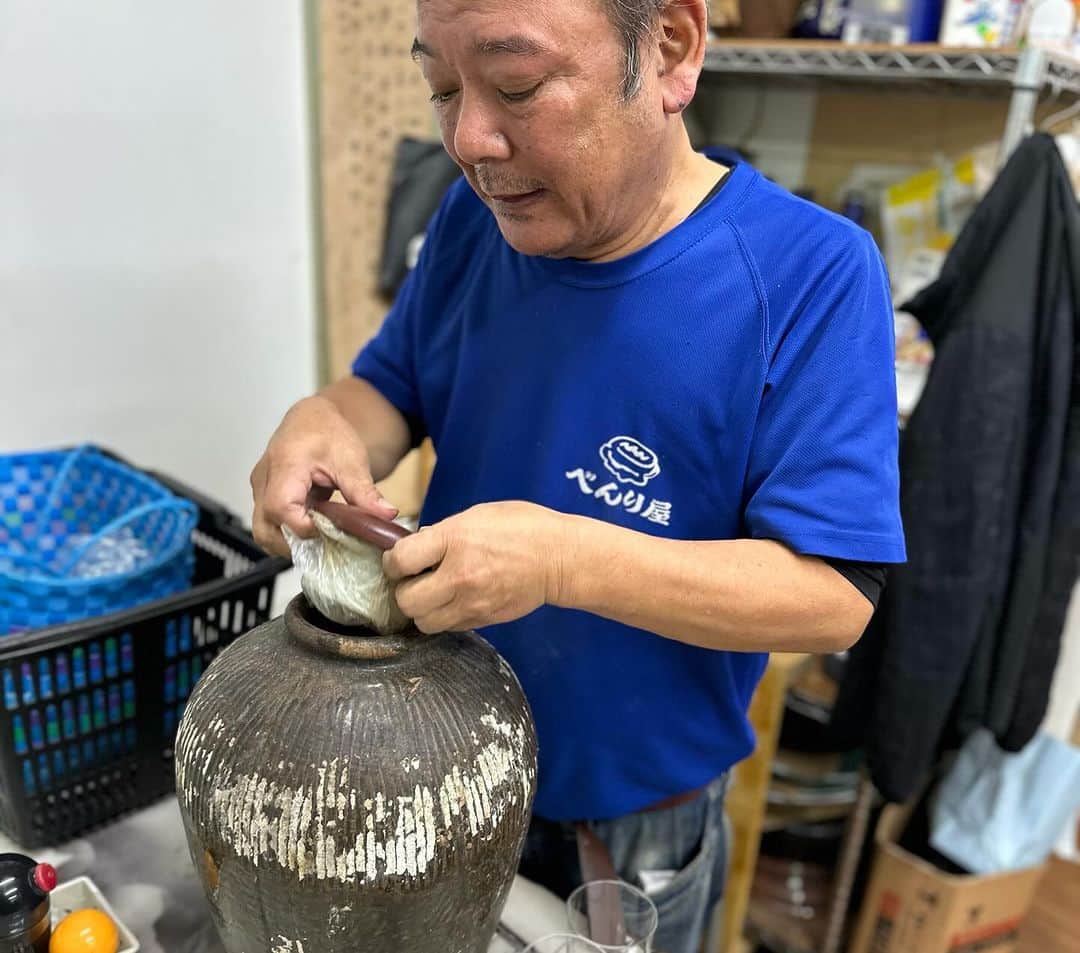 田中律子さんのインスタグラム写真 - (田中律子Instagram)「久しぶりの那覇飲み🍺  水留さんから那覇で飲むよーと集合連絡🙌🏼  栄町市場にある、手作り餃子の店 『べんり屋 玉玲瓏』に、みなさんをお連れしましたーー🥟一軒目もしっかり食べたのに、やっぱりここの餃子🥟は別腹、えっ❓餃子も別腹❓🤣  べんり屋の大将に、ものすごいカメだし紹興酒をいただき、するすると餃子を食べ、大満足な夜でございました🤩 大将いつもありがとうございます❤️  ご一緒したみなさま、集合かけてくれた水留さん、ありがとうございましたーーー🙏  #okinawa  #okinawalife  #beachlife  #japan  #栄町市場  #べんり屋玉玲瓏  #餃子大好き」12月15日 11時30分 - ri2kotanaka