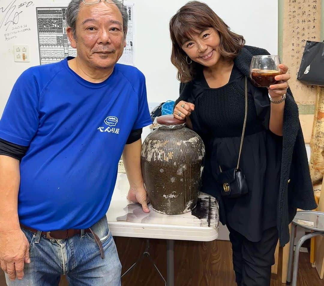 田中律子さんのインスタグラム写真 - (田中律子Instagram)「久しぶりの那覇飲み🍺  水留さんから那覇で飲むよーと集合連絡🙌🏼  栄町市場にある、手作り餃子の店 『べんり屋 玉玲瓏』に、みなさんをお連れしましたーー🥟一軒目もしっかり食べたのに、やっぱりここの餃子🥟は別腹、えっ❓餃子も別腹❓🤣  べんり屋の大将に、ものすごいカメだし紹興酒をいただき、するすると餃子を食べ、大満足な夜でございました🤩 大将いつもありがとうございます❤️  ご一緒したみなさま、集合かけてくれた水留さん、ありがとうございましたーーー🙏  #okinawa  #okinawalife  #beachlife  #japan  #栄町市場  #べんり屋玉玲瓏  #餃子大好き」12月15日 11時30分 - ri2kotanaka