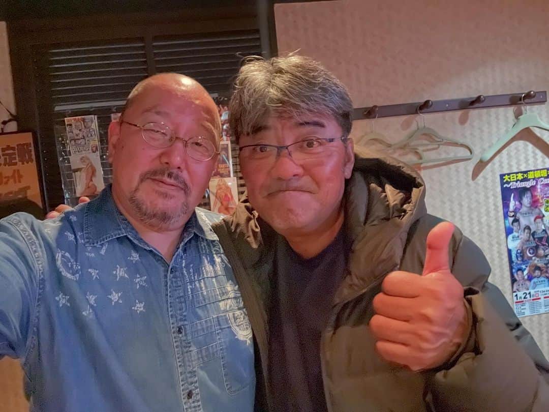 マグナム北斗のインスタグラム：「昨日は背番号00、ミスターヘッドスライディング亀山努さんがきてくれました。  思い出すなぁ〜亀新フィーバー。  それにしても元阪神の選手に会うと、テンション上がってしまいます。」