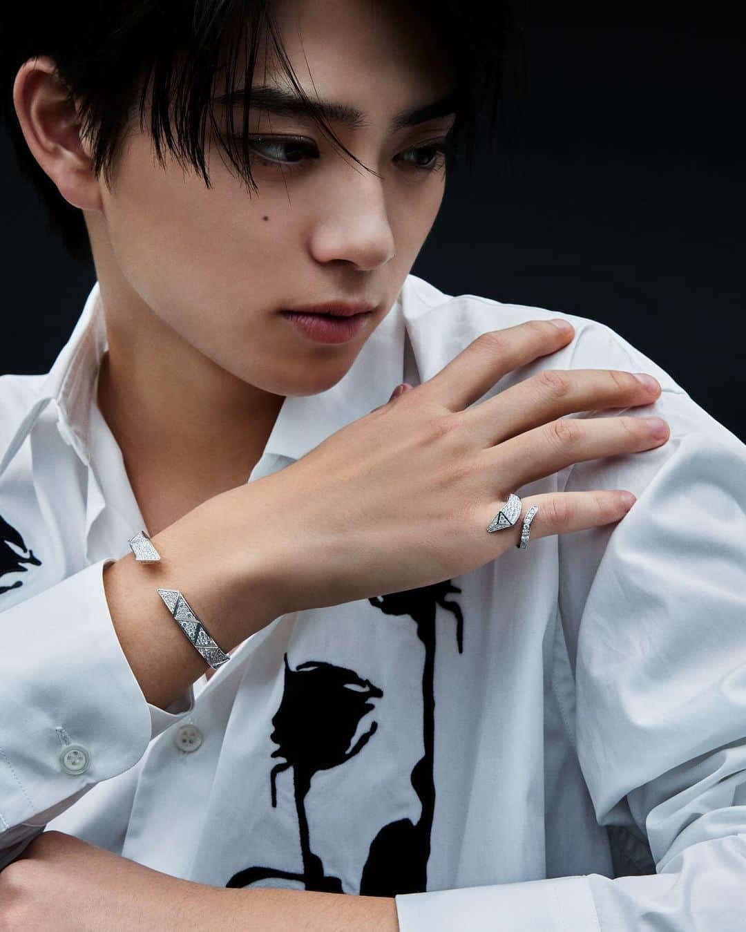 岩瀬洋志さんのインスタグラム写真 - (岩瀬洋志Instagram)「@prada   プラダのファインジュエリーコレクション「エターナルゴールド」    最も古いジュエリーシンボルのひとつ、スネークを再解釈したデザイン。 スネークのヘッド部分がプラダのトライアングルモチーフとリンクしていて、ダイヤモンドが敷き詰められている上質なジュエリー💎 スタイリッシュだけど、ゴージャスなジュエリーをつけさせていただいて、凄く幸せな気分になりました‼︎ スネークをモチーフにしたデザインがすごく好みでした😌  #PradaFineJewelry #PR」12月15日 11時54分 - yoji_0106