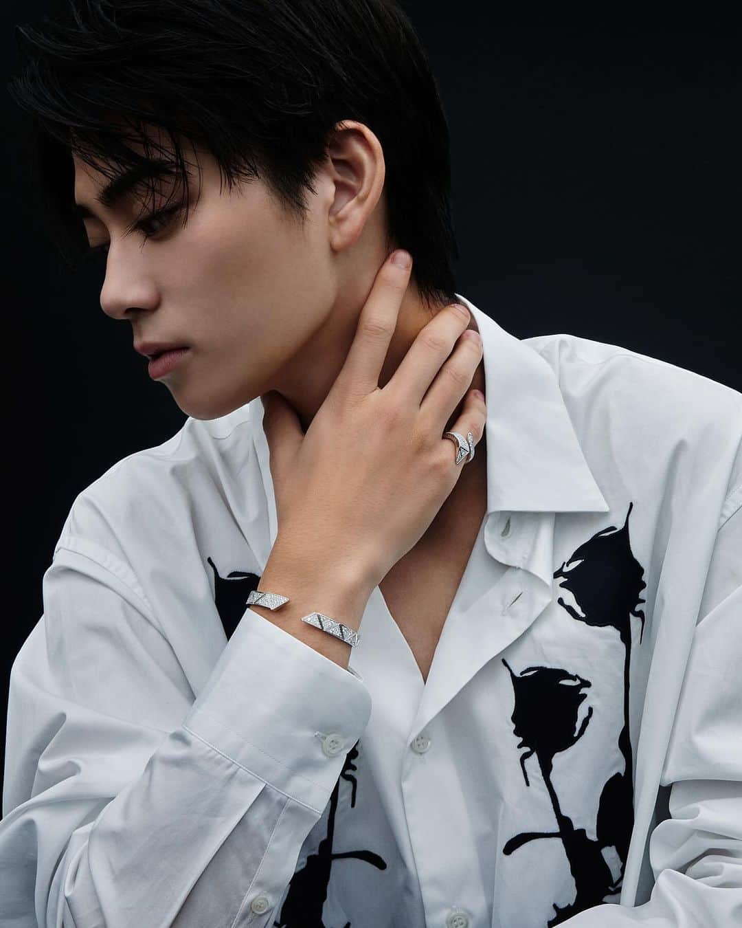 岩瀬洋志さんのインスタグラム写真 - (岩瀬洋志Instagram)「@prada   プラダのファインジュエリーコレクション「エターナルゴールド」    最も古いジュエリーシンボルのひとつ、スネークを再解釈したデザイン。 スネークのヘッド部分がプラダのトライアングルモチーフとリンクしていて、ダイヤモンドが敷き詰められている上質なジュエリー💎 スタイリッシュだけど、ゴージャスなジュエリーをつけさせていただいて、凄く幸せな気分になりました‼︎ スネークをモチーフにしたデザインがすごく好みでした😌  #PradaFineJewelry #PR」12月15日 11時54分 - yoji_0106