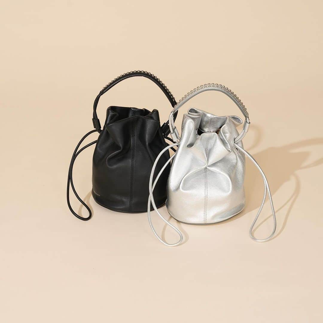 J&M Davidsonのインスタグラム：「シルバースタッズが光るアクティブな印象の” NUBE BUCKET MINI/ヌーベ バケット ミニ”。 ボディにあしらわれた柔らかなカーフレザーが雲のように軽く、おもわず一緒に街へ繰り出したくなるバッグです。 パーティーシーンや旅行など様々なシーンで使い分けられるのも嬉しいポイント。  #jandmdavidson #ジェイアンドエムデヴィッドソン #holidaygifts」