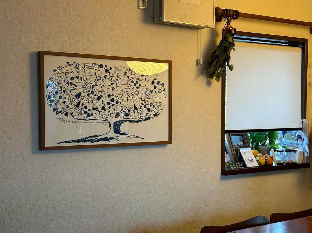 黒澤かなえさんのインスタグラム写真 - (黒澤かなえInstagram)「リビングに @taiki.yamanaka のシンボルツリー🌳🕊️  この大きな木の下に集って 穏やかで心地よい時間を過ごそう🌳 いつでも待ってるねぇ😊  タイキくん 素敵な絵をありがとう🙏🏻 これからの我が家はこの絵とともに。 すでにあったかい空気が流れてるよ〜🌳🌏🕊️  🖼️ @taiki.yamanaka  ．  #シンボルツリー#木 #壁画#リビング#オーダー #一軒家#living#livingroom」12月15日 11時50分 - k_kana