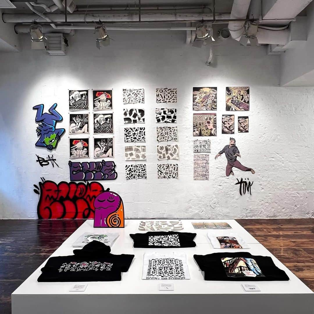 BEAMS Tのインスタグラム：「ART EXHIBITION 『CARRY NO BANNERS』 at BEAMS T HARAJUKU 12.15（Fri）-12.24（Sun）  インドネシアで活躍する3人のアーティストを招聘した合同展を、12月15日（金）より「ビームスT 原宿」にて開催します。 今回『CARRY NO BANNERS』と題し、それぞれのアート作品の展示・販売に加えアートを落とし込んだウエアも販売します。 『CARRY NO BANNERS』は、揺るぎない決意を持って自分の道を切り開く精神である“Do It Yourself”を意味しており、そのスピリットでポップアップを創造することで３人のコラボレーションでしかなし得ない空間に仕上がりました。 3者とも日本では初の個展開催となり、彼らのアイコニックな作風を生で見られる初めての現場となります。 合同展初日には、アーティスト3人も在廊しますので是非お越しください。  アーティスト @philipponk @alphabad.xyz @timtimebroy . @beams_official @beams_t #beams #beamst #philipponk #alphabad #timtimebroy #carrynobanners #pr」