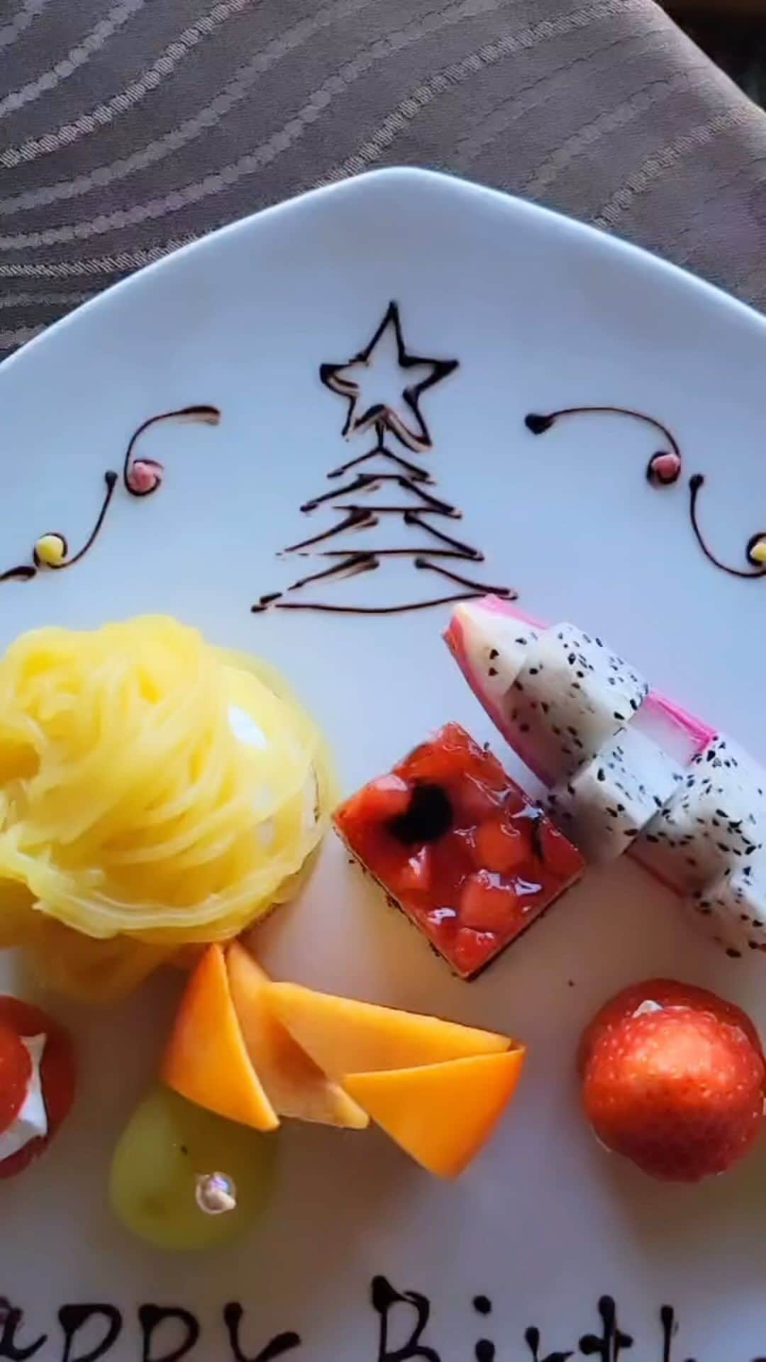 ホテル南風楼のインスタグラム：「🎄 デザートプレートがクリスマス仕様になりました🎄🎅  クリスマスパーティーはもちろん、誕生日のプレートにもできますので、ご相談ください☺️  サプライズの演出などもお気軽にご相談くださいませ🥰  ※1プレート2500円（税込） ※予約の際にメッセージをお伝え下さい。 ※フルーツは時期により内容が変わる場合がございます。 ※必ず3日前までにご予約ください。  ――――――――――――――― . ◇ご予約・お問い合わせ◇ 0957-62-5111 （受付時間 9：00〜18：00） ・ ◆#ホテル南風楼  と付けて投稿すると、こちらの アカウントなどで紹介させていただくことがございます。 ・ ◇お知らせ◇ 大浴場のご利用は、土曜日は15時〜18時がご宿泊の方の時間となって おりますのでご注意ください。 ・ ◇お知らせ◇ ホテル南風楼では素敵なウェディング会場もございます。 ウェディング公式Instagramアカウントです。 →@hotel_nampuro_wedding  ぜひご覧ください。 ・ ※新型コロナウイルス感染予防の対策につきましては プロフィールのURLからご覧いただけます。 ・ ―――――――――――――――――――― ・ .  #japanhotel  #記念日旅行  #島原温泉  #クリスマスメニュー #バースデープレート #長崎県 #島原市 #九州旅行 #長崎旅行 #長崎ホテル #nagasaki #デザートプレート #ご褒美旅行 #규슈 #나가사키 #시마바라 #クリスマス旅行 #nagasakitrip #birthdaytrip #バースデーサプライズ #誕生日旅行 #旅行デート #アニバーサリー旅行」