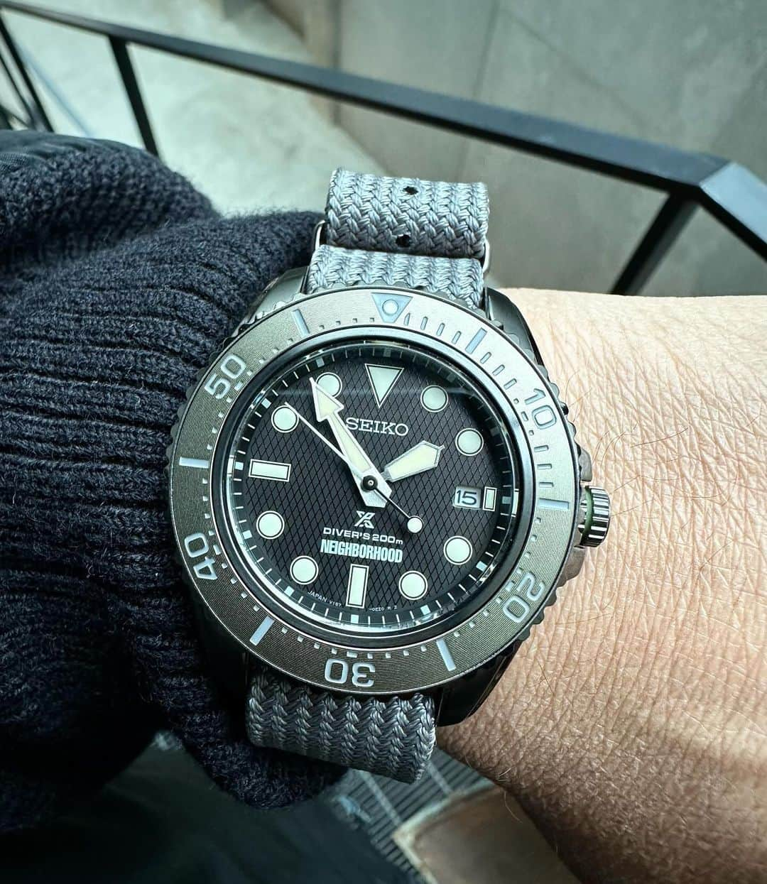 滝沢伸介さんのインスタグラム写真 - (滝沢伸介Instagram)「Seiko Prospex Diver Scuba ようやく完成です。ケースはブラックのようで絶妙なトーンのダークグレー、ベゼルはダイバーウォッチとしてはあまり使用しないオリーブドラブカラーで見る角度によってグレーからグリーン系の色に変化して見えます。黒い服やO.Dミリタリーカラーのスタイルにもフィットするように色調整しました。付属する専用NATOストラップもかなりいい出来です。🤿 @seikowatchofficial  @neighborhood_official  #seikodiver  #seikodivers #seikoprospex」12月15日 11時57分 - sin_takizawa