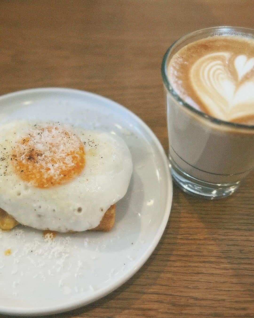 新井ひとみさんのインスタグラム写真 - (新井ひとみInstagram)「やーっぱり♪ 私はcaffè e llatteにしましたっ☕️  卵トロ〜チーズジュワ〜♪♪  #新井ひとみ　#女子流　#東京女子流　#女子流Zepp  #代々木上原　#代々木上原グルメ #代々木上原カフェ #代々木上原バー #クロックマダム　#クロックマダムトースト #パン　#カフェ　#カフェ巡り #カフェ好きな人と繋がりたい #カフェ部 #カフェ活 #カフェスタグラム #カフェ記録  #スイーツ　　#맛집　#카페스타그램　#카페　#푸드스타그램　#생일　#생일선물　#생일파티　#생일케이크　#도쿄여자류　 #좋아요환영　 #hitomi_カフェ」12月15日 12時06分 - hitomi_tokyogirlsstyle