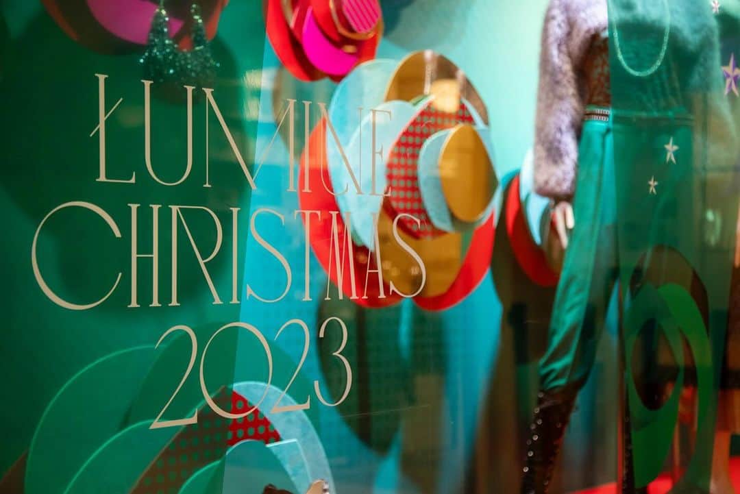ルミネ公式さんのインスタグラム写真 - (ルミネ公式Instagram)「. LUMINE CHRISTMAS 2023 ショーウィンドウのご紹介！  🎄 🎄 🎄  今年のクリスマスのテーマは、「主役はわたし」。 そんな想いをバラのモチーフに込めて、ショーウィンドウを展開中！ ぜひお近くのルミネで、「主役はわたし」気分に浸ってみてください。  ▶詳細は〔 ルミネクリスマス 〕で検索！  #ルミネクリスマス  #lumine #christmas #luminechristmas #happyholiday #クリスマス」12月15日 12時13分 - lumine_official