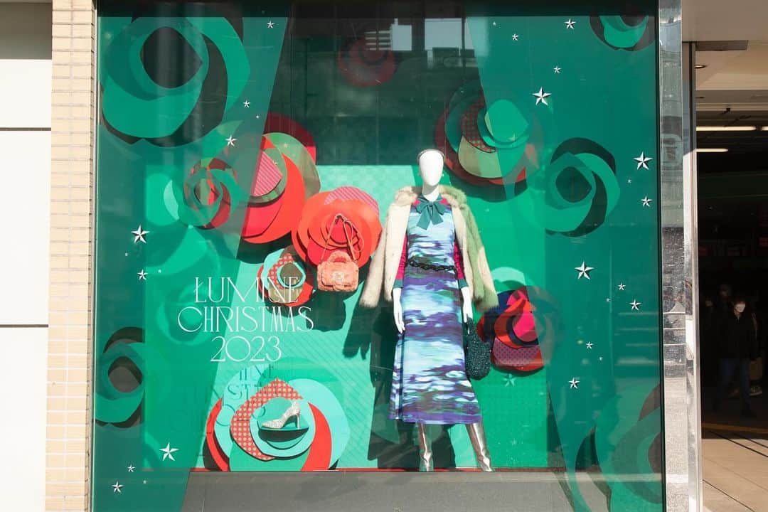 ルミネ公式のインスタグラム：「. LUMINE CHRISTMAS 2023 ショーウィンドウのご紹介！  🎄 🎄 🎄  今年のクリスマスのテーマは、「主役はわたし」。 そんな想いをバラのモチーフに込めて、ショーウィンドウを展開中！ ぜひお近くのルミネで、「主役はわたし」気分に浸ってみてください。  ▶詳細は〔 ルミネクリスマス 〕で検索！  #ルミネクリスマス  #lumine #christmas #luminechristmas #happyholiday #クリスマス」