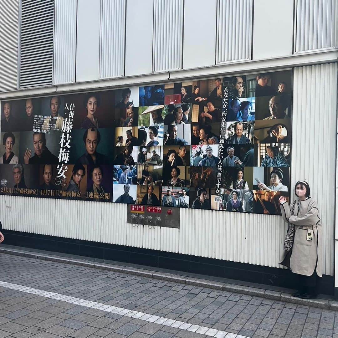 井上小百合さんのインスタグラム写真 - (井上小百合Instagram)「一年が経つのはなんて早いのだろう〜 と思います。𓅮𓇢  12月14日、沢山の方にお祝いしていただいて、 本当に嬉しかったです。有難うございます！  29歳を迎えて、自分が表に出てから  15年の月日が経ちました。 （今年は15周年ってやつなのかな？？）  それでもまだまだ未熟ですが ここまで続けてこれたのは、周りの方々の おかげでしかないと、常々思います。  あの時出会ってくれた、あなた、 あの時出会ってくれた、あの人、 本当に本当に、心から、有難うです。    28歳は、三谷幸喜さん脚本・演出（代役出演）、 鈴木京香さん初め、素晴らしいキャスト・スタッフさんとの 『ショー・マスト・ゴー・オン』から始まり、  年明けてすぐに、映画『仕掛人・藤枝梅安』の公開、  その次は小学5年生の男の子という何役に立ち向かい、、 串田和美さんとお芝居ご一緒できたのもすごく大きかったです！  その後は、ミュージカルを3本。  コメディ、時代劇、シリアス、ミュージカル、悪人から善人まで、 なんて幅がありすぎるのだろうというくらい 色々な作品に携わせらせていただき、 自分の幅がとても広がった1年でした。  これだけの幅があれば、 もう何でもかかってこいだあ！ と思えた28歳。     そして、自分で演劇ユニットを立ち上げ、 大好きな演劇を、もっともっと深掘りするべく 今は演劇プロデューサーとしても奮闘しています。  来年は、その旗揚げ公演が待っています！  何となく、「お芝居したいな〜」で始めたあの時から 自分のやりたいことを、やりたい形で実現するまでに 15年、かかってしまいましたが、 有言実行！です！！  15年前は、役者のオーディションに受からない毎日で いつもマネージャーさんがマンツーマンで 台詞の練習してくれてたけど、、 色々な方のおかげで、自分で人を集めて 芝居をつくれるところまで来れました！！  家族への恩を返す、と決めたことも、 20代のうちにやりたいことはできたので それも有言実行！！  ずっと力になりたかった チャリティライブの開催もできて、    今年で20代最後の歳ですが、 胸張って毎日貴重に生きれたので 「20代でやり残したことは？」って聞かれても 「ないです！！！！！！」と言えるくらい、 いただいた命を大事に大事に 生かさせていただきました。  最近は、有言実行の鬼、と呼ばれています。笑  わたしの場合は本当に人に恵まれただけで、 皆のおかげなんですけど、、    コロナが少し落ち着き、28歳のこの一年で、 前の事務所の方や、前の前の事務所の方々と 会って、ゆっくりお話できる機会もできて あの時の自分が周りの大人たちに話していた まだ夢でしかない、将来の話を、 今の自分はほとんど形にしているので  あの話、当時としては、まだまだ理想のような 話だったので、その気持ちを持っていることは 大切だ。くらいに思っていたけど、 本当に実現したんだとビックリして  素晴らしいです  と言ってくださり、すごく嬉しくなりました。 決めたことを突き通すのってすごく難しいけど どこかで誰かが見ていてくれているし、 もっと頑張ろうって思えました。 あのときの幼い自分にも、暗闇ばかりじゃないよ、と 言ってあげたいし、言える人になっていきたい。    そんな有意義な28歳でした。 有難うございました！！      " 雲の上はいつも晴れ “  人は誰しも真っ暗闇を経験することがあると思っていて、 皆さんも色んな経験をして日々生きていることと思います  どうか、それを乗り越えた先には、 明るい未来が待っていることを 忘れないで お互い、毎日頑張りましょうね  わたしも、頑張ります  でもたまには、毎日頑張ってる自分に沢山 ご褒美あげて、過ごしてくださいね  何か迷うことや辛いことがあったら、 わたしにぶつけても良いですし、笑 相談してくださいね  これからも、共に歳を重ねてゆけますように    … 小百合」12月15日 12時13分 - sayuri_inoue.official