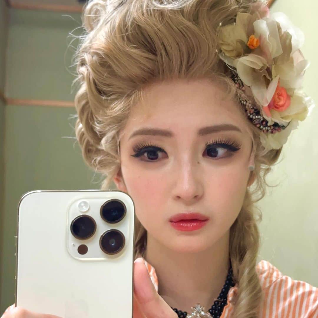 井上小百合さんのインスタグラム写真 - (井上小百合Instagram)「一年が経つのはなんて早いのだろう〜 と思います。𓅮𓇢  12月14日、沢山の方にお祝いしていただいて、 本当に嬉しかったです。有難うございます！  29歳を迎えて、自分が表に出てから  15年の月日が経ちました。 （今年は15周年ってやつなのかな？？）  それでもまだまだ未熟ですが ここまで続けてこれたのは、周りの方々の おかげでしかないと、常々思います。  あの時出会ってくれた、あなた、 あの時出会ってくれた、あの人、 本当に本当に、心から、有難うです。    28歳は、三谷幸喜さん脚本・演出（代役出演）、 鈴木京香さん初め、素晴らしいキャスト・スタッフさんとの 『ショー・マスト・ゴー・オン』から始まり、  年明けてすぐに、映画『仕掛人・藤枝梅安』の公開、  その次は小学5年生の男の子という何役に立ち向かい、、 串田和美さんとお芝居ご一緒できたのもすごく大きかったです！  その後は、ミュージカルを3本。  コメディ、時代劇、シリアス、ミュージカル、悪人から善人まで、 なんて幅がありすぎるのだろうというくらい 色々な作品に携わせらせていただき、 自分の幅がとても広がった1年でした。  これだけの幅があれば、 もう何でもかかってこいだあ！ と思えた28歳。     そして、自分で演劇ユニットを立ち上げ、 大好きな演劇を、もっともっと深掘りするべく 今は演劇プロデューサーとしても奮闘しています。  来年は、その旗揚げ公演が待っています！  何となく、「お芝居したいな〜」で始めたあの時から 自分のやりたいことを、やりたい形で実現するまでに 15年、かかってしまいましたが、 有言実行！です！！  15年前は、役者のオーディションに受からない毎日で いつもマネージャーさんがマンツーマンで 台詞の練習してくれてたけど、、 色々な方のおかげで、自分で人を集めて 芝居をつくれるところまで来れました！！  家族への恩を返す、と決めたことも、 20代のうちにやりたいことはできたので それも有言実行！！  ずっと力になりたかった チャリティライブの開催もできて、    今年で20代最後の歳ですが、 胸張って毎日貴重に生きれたので 「20代でやり残したことは？」って聞かれても 「ないです！！！！！！」と言えるくらい、 いただいた命を大事に大事に 生かさせていただきました。  最近は、有言実行の鬼、と呼ばれています。笑  わたしの場合は本当に人に恵まれただけで、 皆のおかげなんですけど、、    コロナが少し落ち着き、28歳のこの一年で、 前の事務所の方や、前の前の事務所の方々と 会って、ゆっくりお話できる機会もできて あの時の自分が周りの大人たちに話していた まだ夢でしかない、将来の話を、 今の自分はほとんど形にしているので  あの話、当時としては、まだまだ理想のような 話だったので、その気持ちを持っていることは 大切だ。くらいに思っていたけど、 本当に実現したんだとビックリして  素晴らしいです  と言ってくださり、すごく嬉しくなりました。 決めたことを突き通すのってすごく難しいけど どこかで誰かが見ていてくれているし、 もっと頑張ろうって思えました。 あのときの幼い自分にも、暗闇ばかりじゃないよ、と 言ってあげたいし、言える人になっていきたい。    そんな有意義な28歳でした。 有難うございました！！      " 雲の上はいつも晴れ “  人は誰しも真っ暗闇を経験することがあると思っていて、 皆さんも色んな経験をして日々生きていることと思います  どうか、それを乗り越えた先には、 明るい未来が待っていることを 忘れないで お互い、毎日頑張りましょうね  わたしも、頑張ります  でもたまには、毎日頑張ってる自分に沢山 ご褒美あげて、過ごしてくださいね  何か迷うことや辛いことがあったら、 わたしにぶつけても良いですし、笑 相談してくださいね  これからも、共に歳を重ねてゆけますように    … 小百合」12月15日 12時13分 - sayuri_inoue.official
