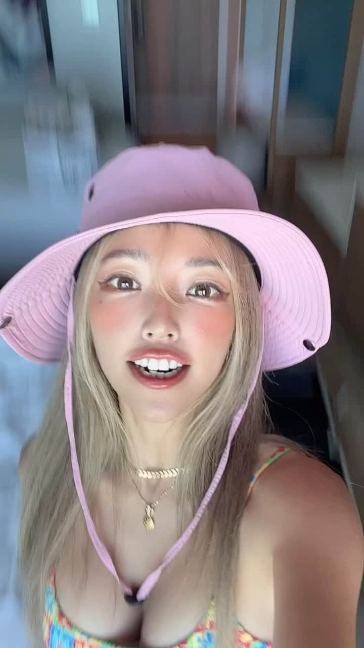 ユミ のインスタグラム：「Happy colorful vibes💟🧡❤️🌈 Guam Trip Outfits 🛫🌴🧡🩷🇬🇺  行く場所場所で、髪やアクセも 色んなアレンジしたな〜🎶☺️🌈  顔周りのアクセが好きで、 持っていきたいものが多くて スーツケースに厳選するのいつも大変っ😂🛄 いよいよほんまにスモールライトが必要っ🔦👏🏼😂💞  けど現地の 📍Guam Premier Outlets  アウトレットモールで調達した 激可愛いものも加わって、 大満足〜っ😂💟🧡❤️🧡🛍️   @visitguam_jp  #hereweguam #pr #trip #travelling #guam」