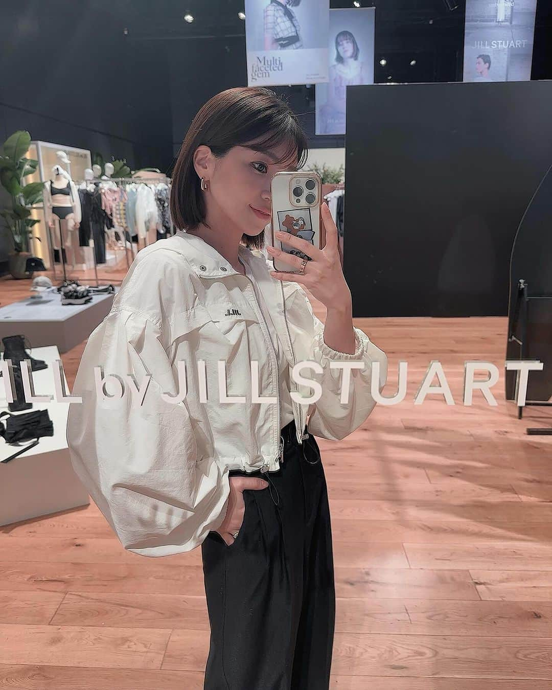 喜田彩子のインスタグラム：「⁡ ⁡ JILL STUART 2024 SS Collection展示会へ♡ @jillstuart.jp @jillbyjillstuart_official  ⁡ ​​​2024 SSシーズンは @leejeansjp @newerajapan @shaka_footwear @edwin_japan @peachjohn_official などとのコラボが発表されたり 新ライン［W/J with JILL STUART］のデビューがあったり カジュアルだったり大人、スポーティ、 様々なテイストのお洋服やランジェリーまであって とても見応えのある展示会でした！ ⁡ 娘と一緒に使えそうなアイテムも多くて 娘と相談しながら色々オーダーする予定🤍🩶 ⁡  #PR #JILL_24SS #JILLSTUART #ジルスチュアート #WJ_withJILLSTUART」