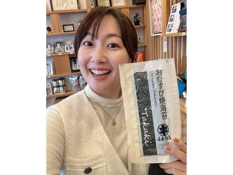 佐竹明咲美さんのインスタグラム写真 - (佐竹明咲美Instagram)「. 明日、16日(土)の『LOVEかわさき』は？！🫶 (地デジ3ch)  【川崎の海苔を特集🌊】  川崎で海苔？！ 川崎と海苔の深い関係を探るため、 「海苔づくり資料室」を訪れました🔍 海苔の養殖に使われていた道具や 当時の様子を貴重な映像を交えて紹介します！  そして老舗海苔問屋を訪ね、工場にも潜入👀 こんなに風味って違うの？！ 海苔って奥深い、、、  ロケが終わってから 本当に毎日おにぎりを食べてます🍙  ぜひご覧ください🌈  #LOVEかわさき  #川崎市　 #tvk #テレビ神奈川  #海苔　#のり #海苔づくり資料室 #高喜商店   #おにぎりコーデ  #アナウンサー #リポーター」12月15日 12時24分 - asami_satake