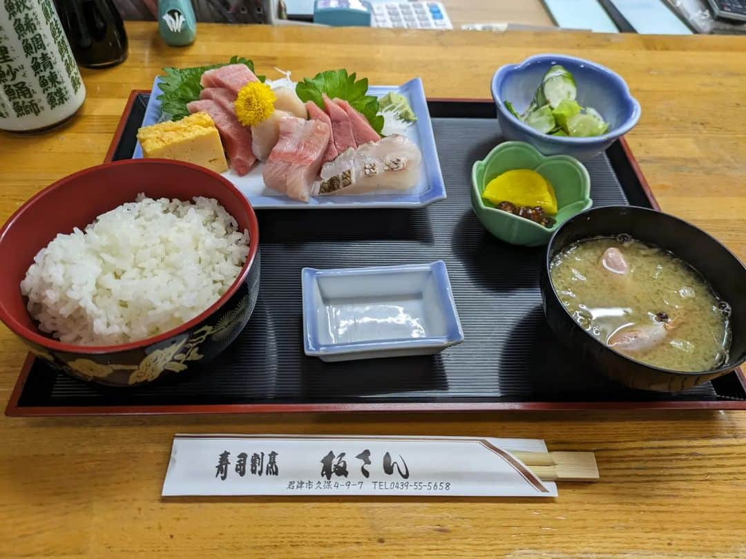 大和ヒロシさんのインスタグラム写真 - (大和ヒロシInstagram)「今日の昼食は千葉県君津市に在る板さん。  注文したのは刺身定食。  え？いや、ちょっと！ スゴ過ぎないですか！？  大満足の昼食でした！ #板さん #君津市」12月15日 12時33分 - yamatohiroshi