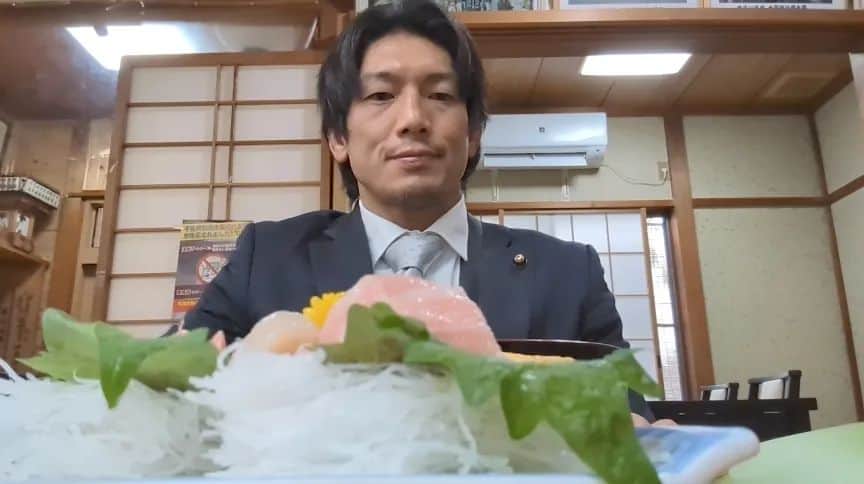 大和ヒロシのインスタグラム：「今日の昼食は千葉県君津市に在る板さん。  注文したのは刺身定食。  え？いや、ちょっと！ スゴ過ぎないですか！？  大満足の昼食でした！ #板さん #君津市」