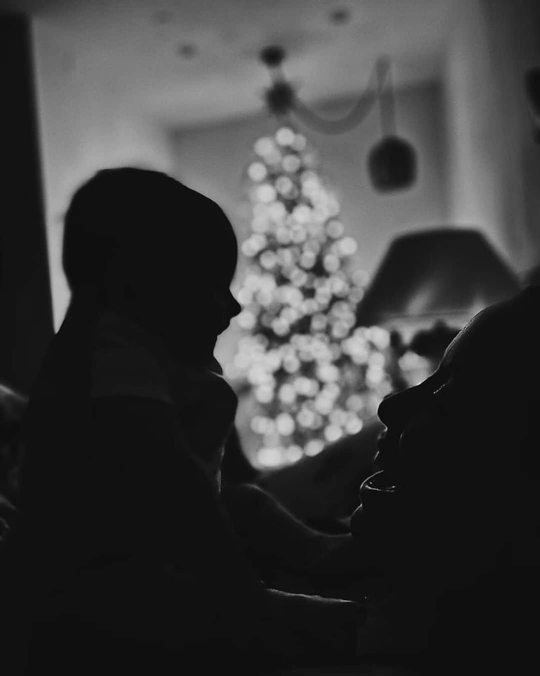 タラ・リピンスキーさんのインスタグラム写真 - (タラ・リピンスキーInstagram)「Our first Christmas together @toddkap 🐣🎄🍼   #babysfirstchristmas #babyandchristmas #momanddad #newbornbabymoment」12月15日 3時44分 - taralipinski