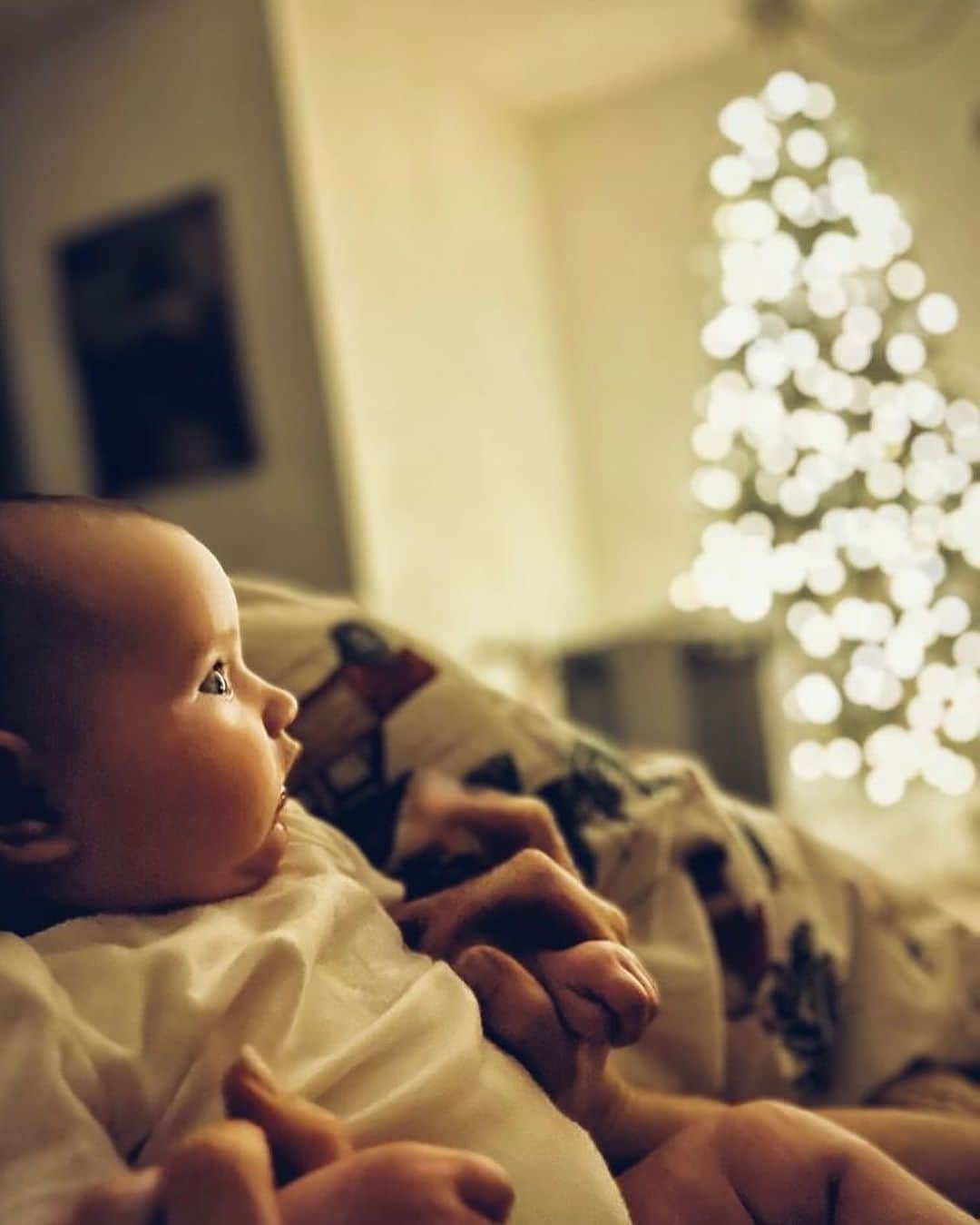 タラ・リピンスキーのインスタグラム：「Our first Christmas together @toddkap 🐣🎄🍼   #babysfirstchristmas #babyandchristmas #momanddad #newbornbabymoment」