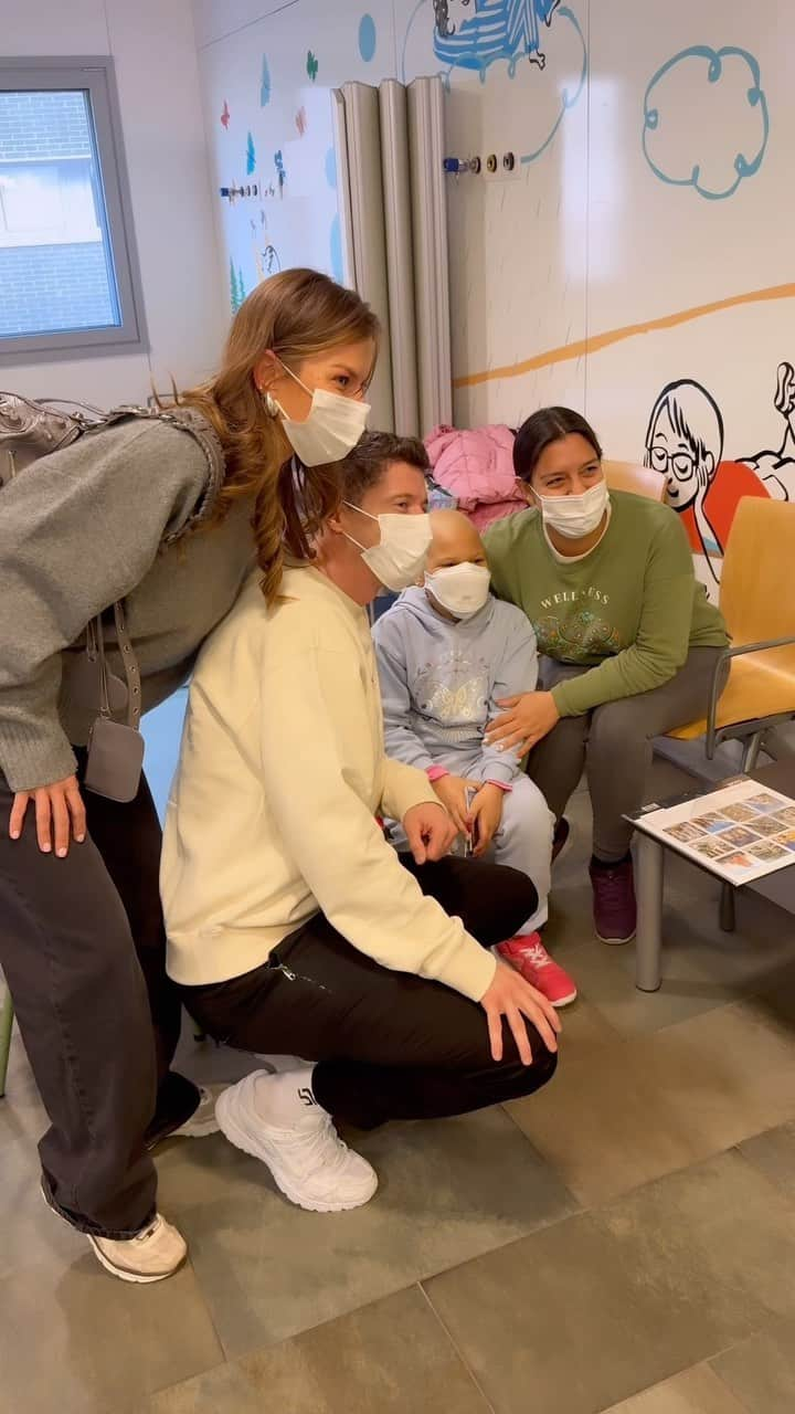 ロベルト・レヴァンドフスキのインスタグラム：「Today, we visited the bravest kids, each battling their own storm with courage. Our hearts were both heavy and uplifted as we witnessed the resilience that knows no bounds. These young souls, facing challenges that would make even adults shudder, teach us the true meaning of strength and solidarity. Kindness has a magical touch, and today, we witnessed its ability to bring a ray of sunshine to even the darkest corners. Let’s continue to support, to love, and to fight for one another 💙❤️  Thank you to @fundaciofcb for organizing such a special visit! Hoy hemos visitado a los niños y niñas más valientes, cada uno luchando su batalla. Estar con ellos y sus familias, y ver la resiliencia y el coraje que tienen ha sido conmovedor y nos enseña el verdadero significado de fortaleza y solidaridad. La amabilidad puede ser muy poderosa y hoy lo hemos presenciado poniendo un poco más de luz en su día. Tenemos que continuar ayudando, queriendo y luchando los unos por los otros 💙❤️  Gracias a @fundaciofcb por colaborar en esta visita tan especial!  @fcbarcelona  @fundaciofcb  @hospital_santpau」