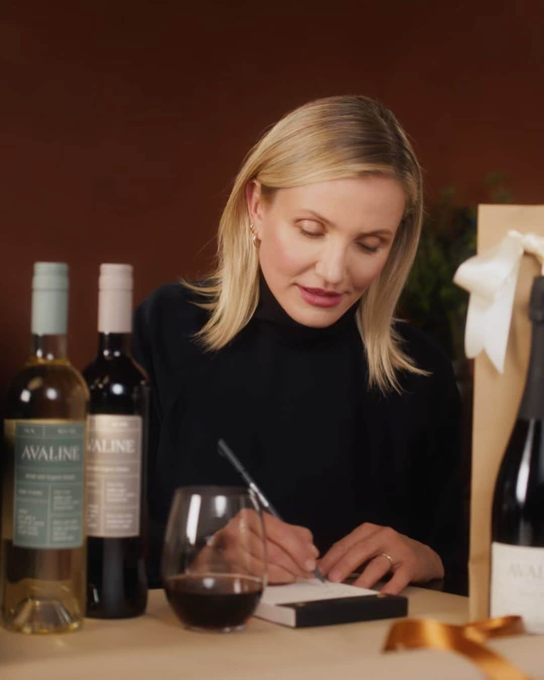 キャメロン・ディアスのインスタグラム：「Don’t know what to give this holiday? Give the gift of @avaline 🍷 Order today for wine delivered by 12/24 🎁」