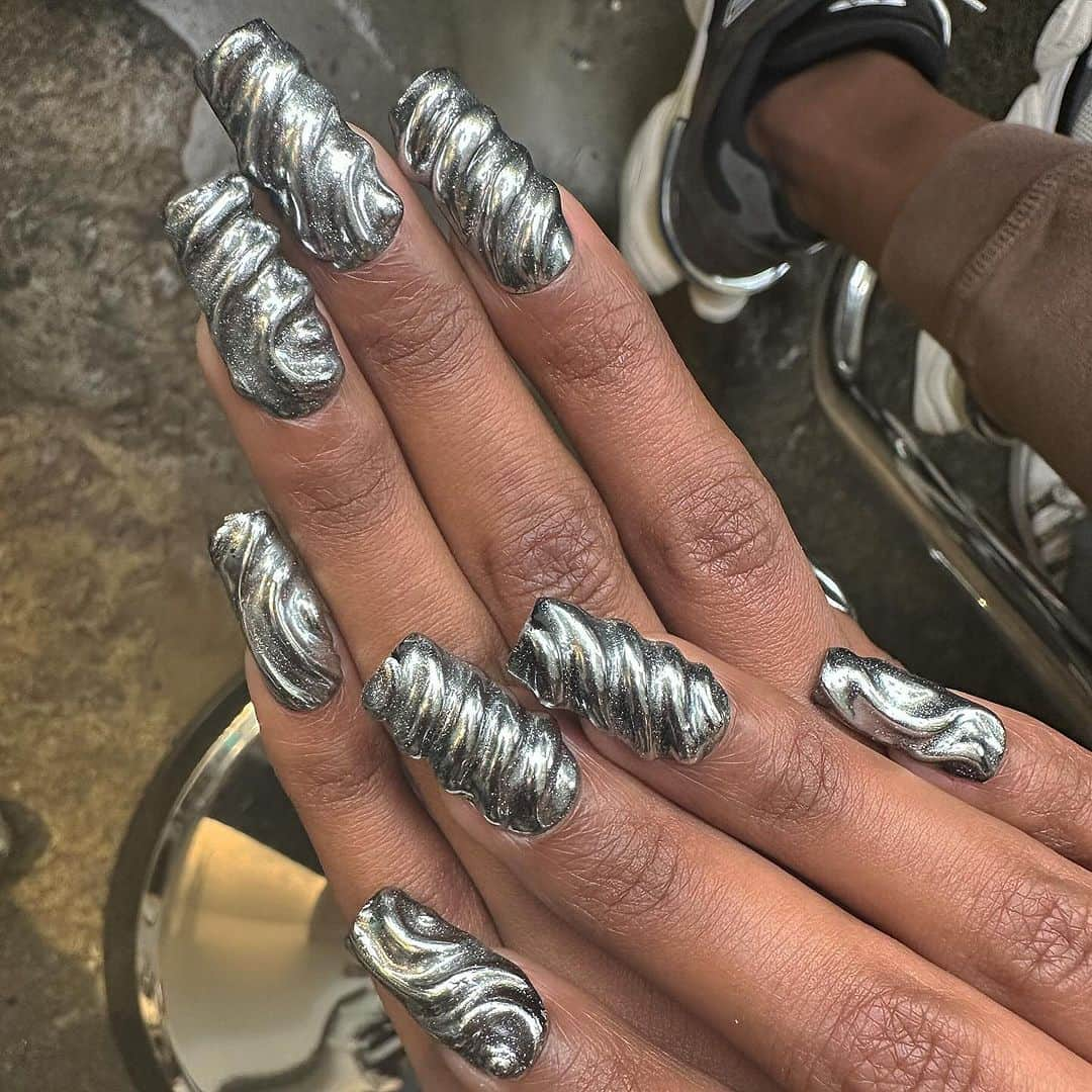 安田直美さんのインスタグラム写真 - (安田直美Instagram)「🔩🔩🔩🔩🔩 #chromenails #3d」12月15日 4時06分 - naominailsnyc