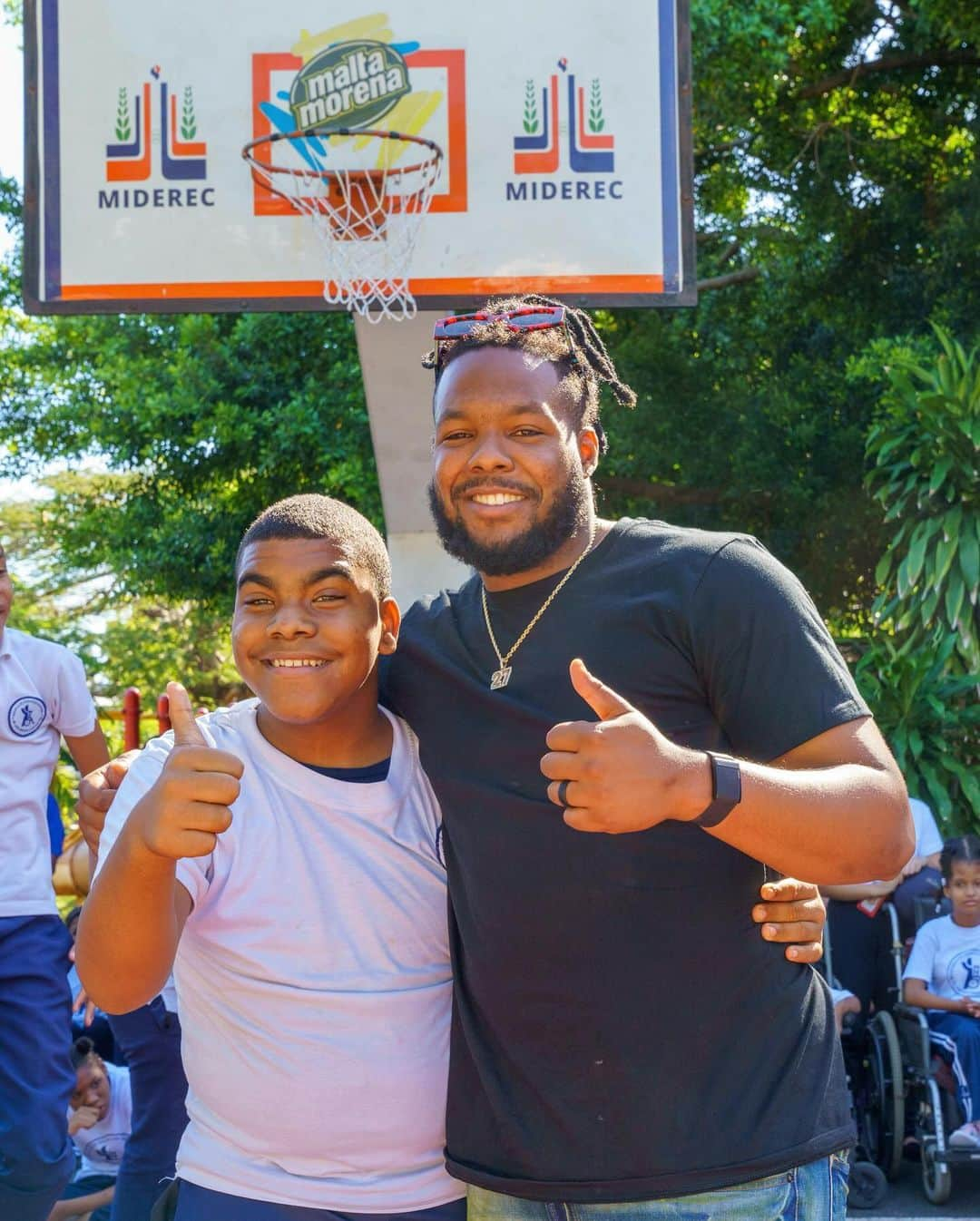 トロント・ブルージェイズさんのインスタグラム写真 - (トロント・ブルージェイズInstagram)「“To see these children smile fills my heart with love and joy” ❤️🇩🇴  Vladdy and his VG27 Foundation - in partnership with the International Wheelchair Foundation - distributed wheelchairs to those in need in Don Gregorio, Dominican Republic.」12月15日 4時08分 - bluejays