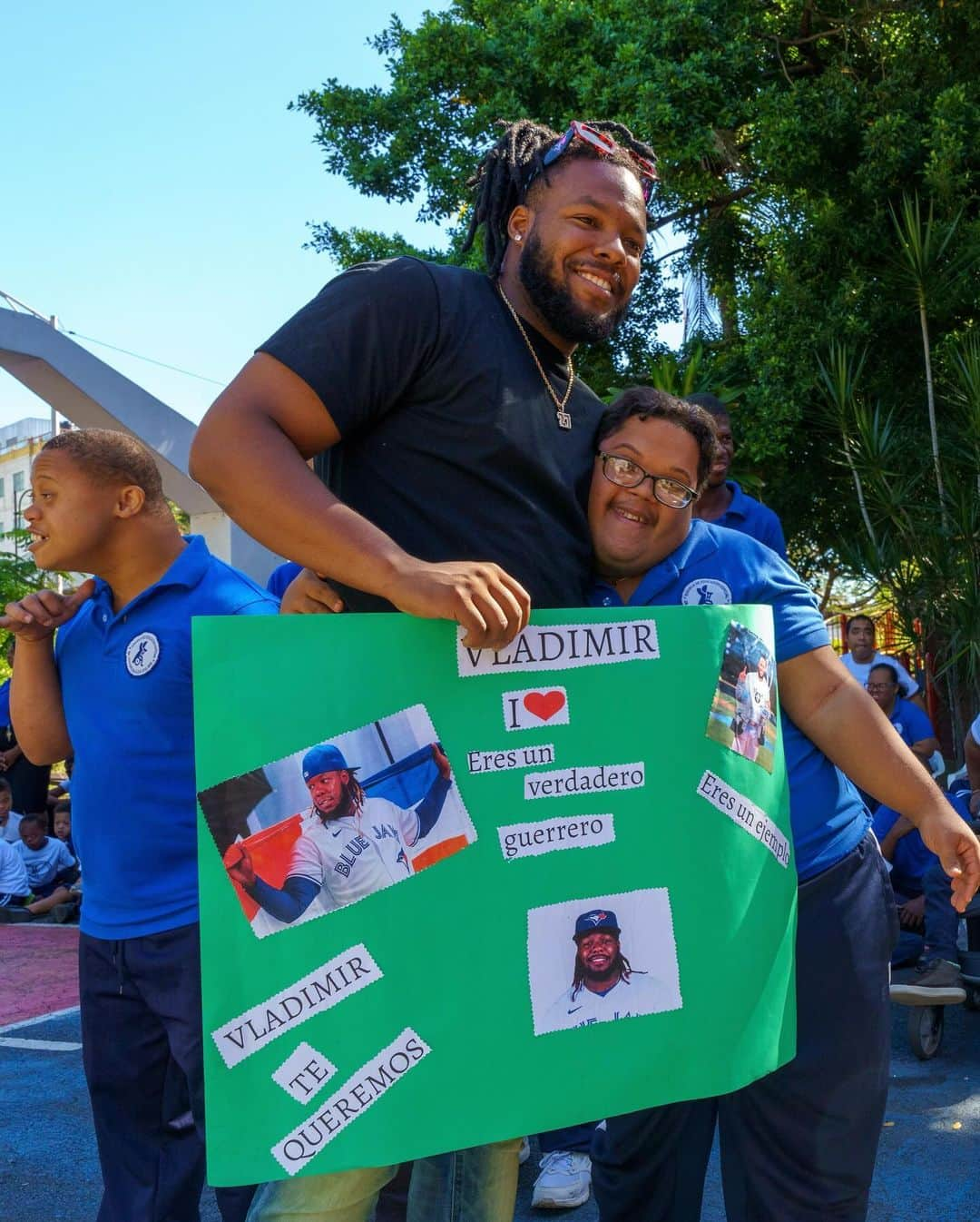 トロント・ブルージェイズさんのインスタグラム写真 - (トロント・ブルージェイズInstagram)「“To see these children smile fills my heart with love and joy” ❤️🇩🇴  Vladdy and his VG27 Foundation - in partnership with the International Wheelchair Foundation - distributed wheelchairs to those in need in Don Gregorio, Dominican Republic.」12月15日 4時08分 - bluejays