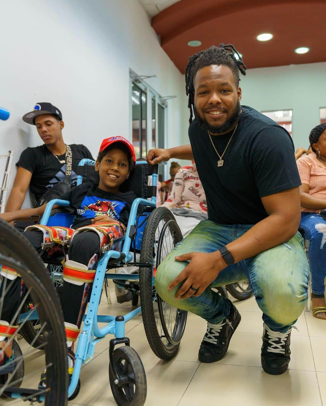 トロント・ブルージェイズさんのインスタグラム写真 - (トロント・ブルージェイズInstagram)「“To see these children smile fills my heart with love and joy” ❤️🇩🇴  Vladdy and his VG27 Foundation - in partnership with the International Wheelchair Foundation - distributed wheelchairs to those in need in Don Gregorio, Dominican Republic.」12月15日 4時08分 - bluejays