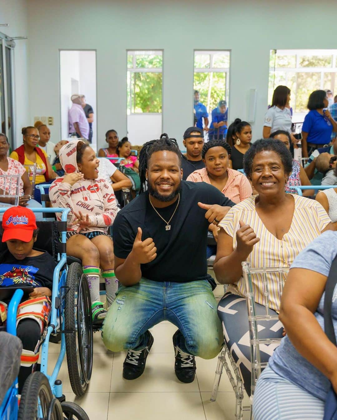 トロント・ブルージェイズさんのインスタグラム写真 - (トロント・ブルージェイズInstagram)「“To see these children smile fills my heart with love and joy” ❤️🇩🇴  Vladdy and his VG27 Foundation - in partnership with the International Wheelchair Foundation - distributed wheelchairs to those in need in Don Gregorio, Dominican Republic.」12月15日 4時08分 - bluejays