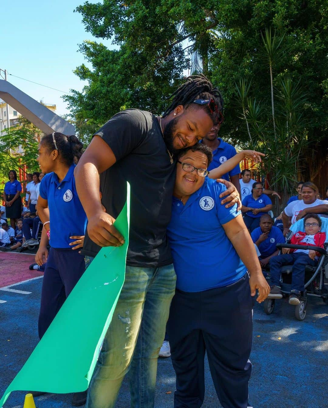 トロント・ブルージェイズさんのインスタグラム写真 - (トロント・ブルージェイズInstagram)「“To see these children smile fills my heart with love and joy” ❤️🇩🇴  Vladdy and his VG27 Foundation - in partnership with the International Wheelchair Foundation - distributed wheelchairs to those in need in Don Gregorio, Dominican Republic.」12月15日 4時08分 - bluejays