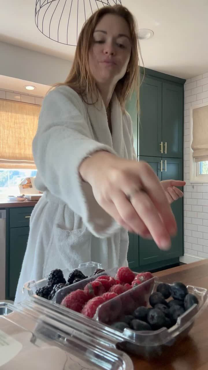 ホーランド・ロデンのインスタグラム：「🫐 THE BLUEBERRY CHALLENGE 🫐 When you pick up that kid game making breakfast #blueberrychallenge #blueberrycouncil  How many can you consecutively catch?! @blueberries   #foodie #foodgames #fruit #breakfastideas #breakfast #stupidgames #yogurt  @ludacris」