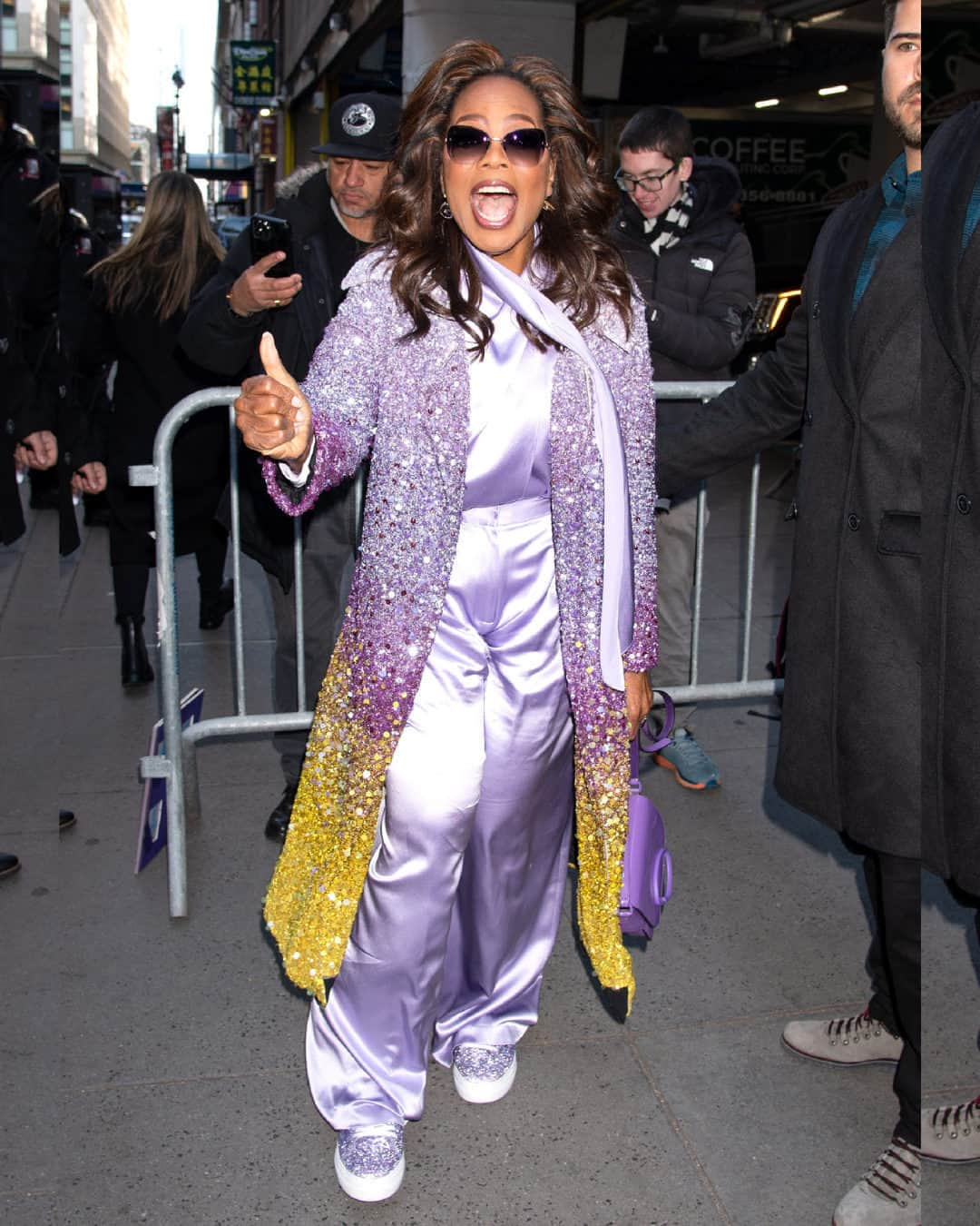 ベッツィジョンソンのインスタグラム：「Spotted in the Sidny: @oprah! 💜💜💜 #BetseyJohnson #BetseyBabe  📸: Getty」