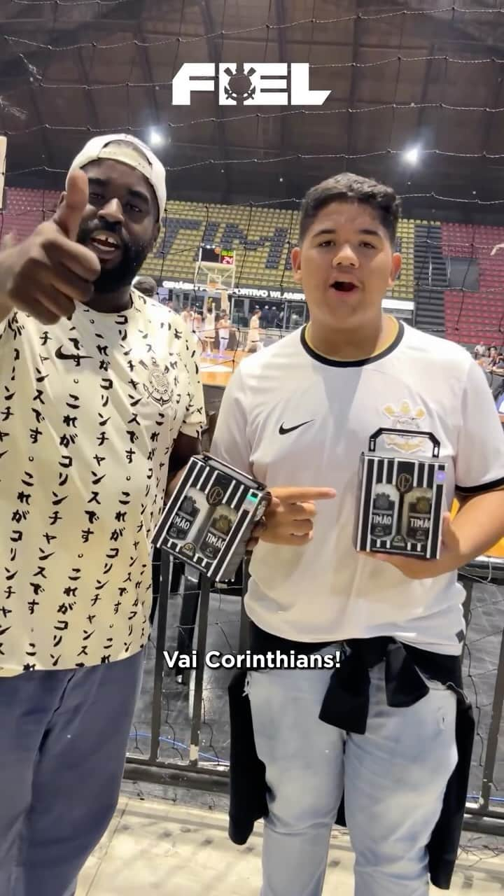 コリンチャンスのインスタグラム：「Desafio do Intervalo no NBB! 🏀  Durante o jogo do Corinthians Basquete, selecionamos alguns Fiéis Torcedores para participarem do arremesso do intervalo e para isso eles tiveram que acertar uma pergunta sobre a nossa equipe!   Veja na íntegra tudo o que rolou! Quer viver experiências como essa? Seja um Fiel Torcedor!🏴🏳️  📹 @gabrielyerisi | @evanderportilho   #VaiCorinthians #CorinthiansBasquete」