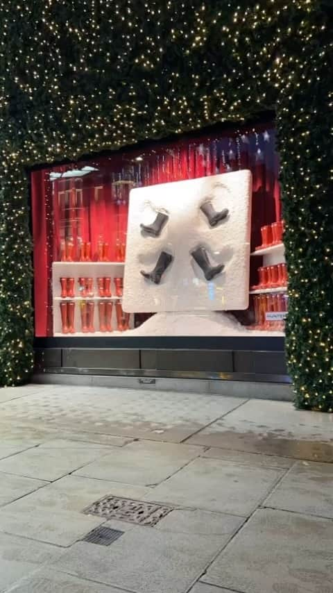 ハンターブーツのインスタグラム：「Tis the season ❤️ if you’re in London, make sure to pop by @theofficialselfridges to view our holiday window and shop @hunterbootsuk #HunterBoots」