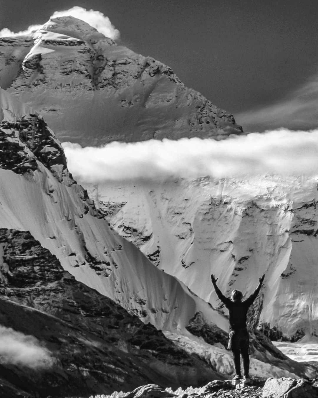 ジミー・チンのインスタグラム：「When you wake up to the 9000ft north face of Chomolungma // Everest, you either shit yourself or embrace it in all its glory. @jxnhende embracing.」