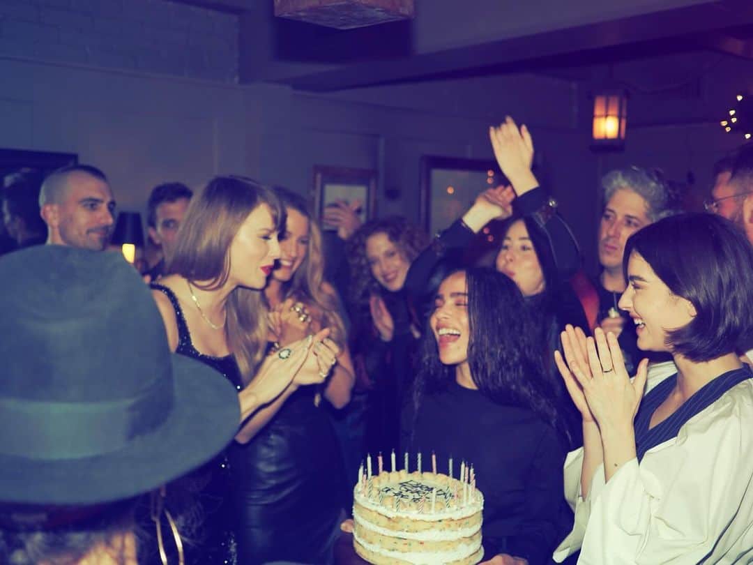 テイラー・スウィフトさんのインスタグラム写真 - (テイラー・スウィフトInstagram)「Can’t believe this year… actually… happened? Thank you for all your beautiful birthday wishes yesterday. 🥲」12月15日 4時59分 - taylorswift