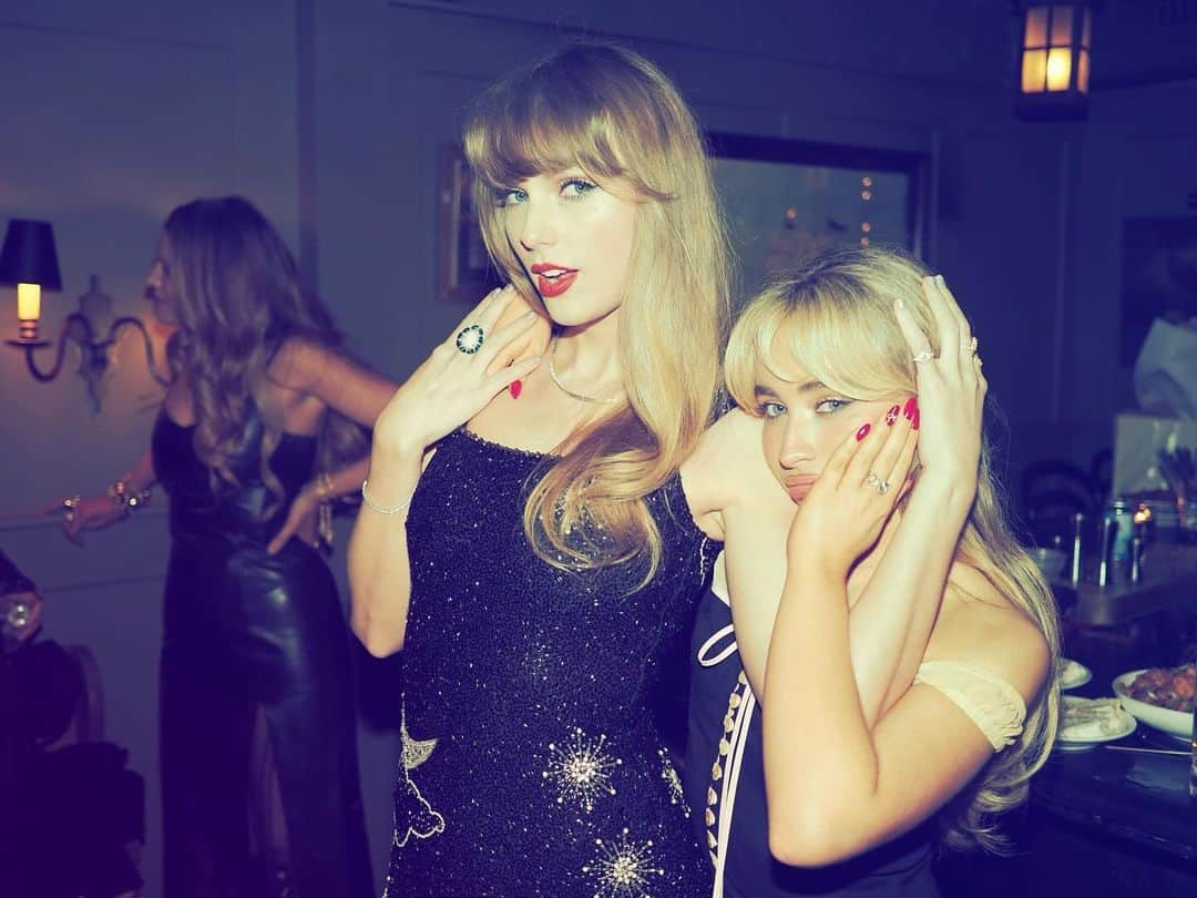 テイラー・スウィフトさんのインスタグラム写真 - (テイラー・スウィフトInstagram)「Can’t believe this year… actually… happened? Thank you for all your beautiful birthday wishes yesterday. 🥲」12月15日 4時59分 - taylorswift